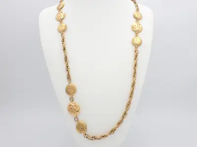Vintage necklace with approximately 90cm chain.