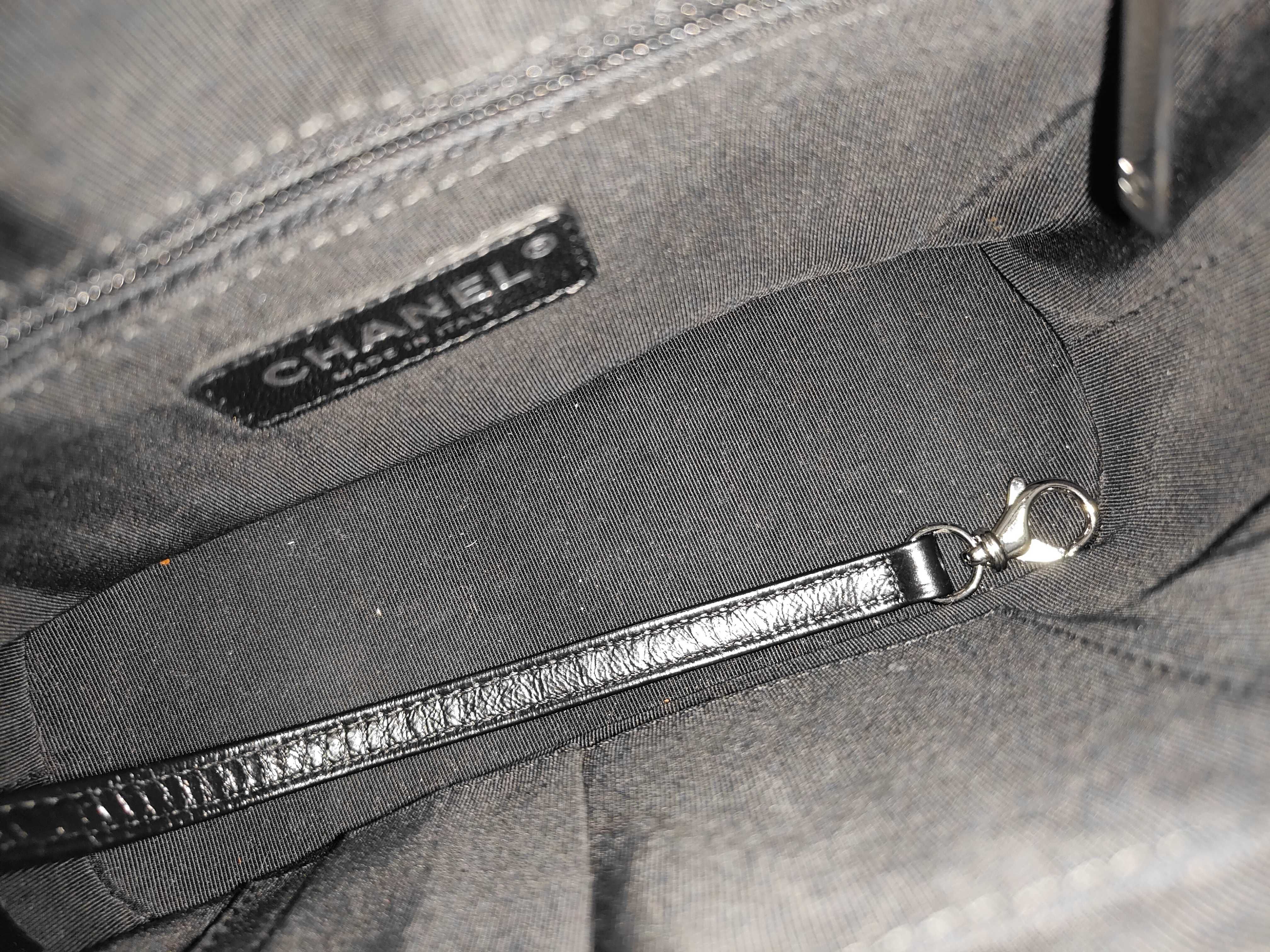 Gabrielle de Chanel Small Black x Gold Shoulder Bag — view 9