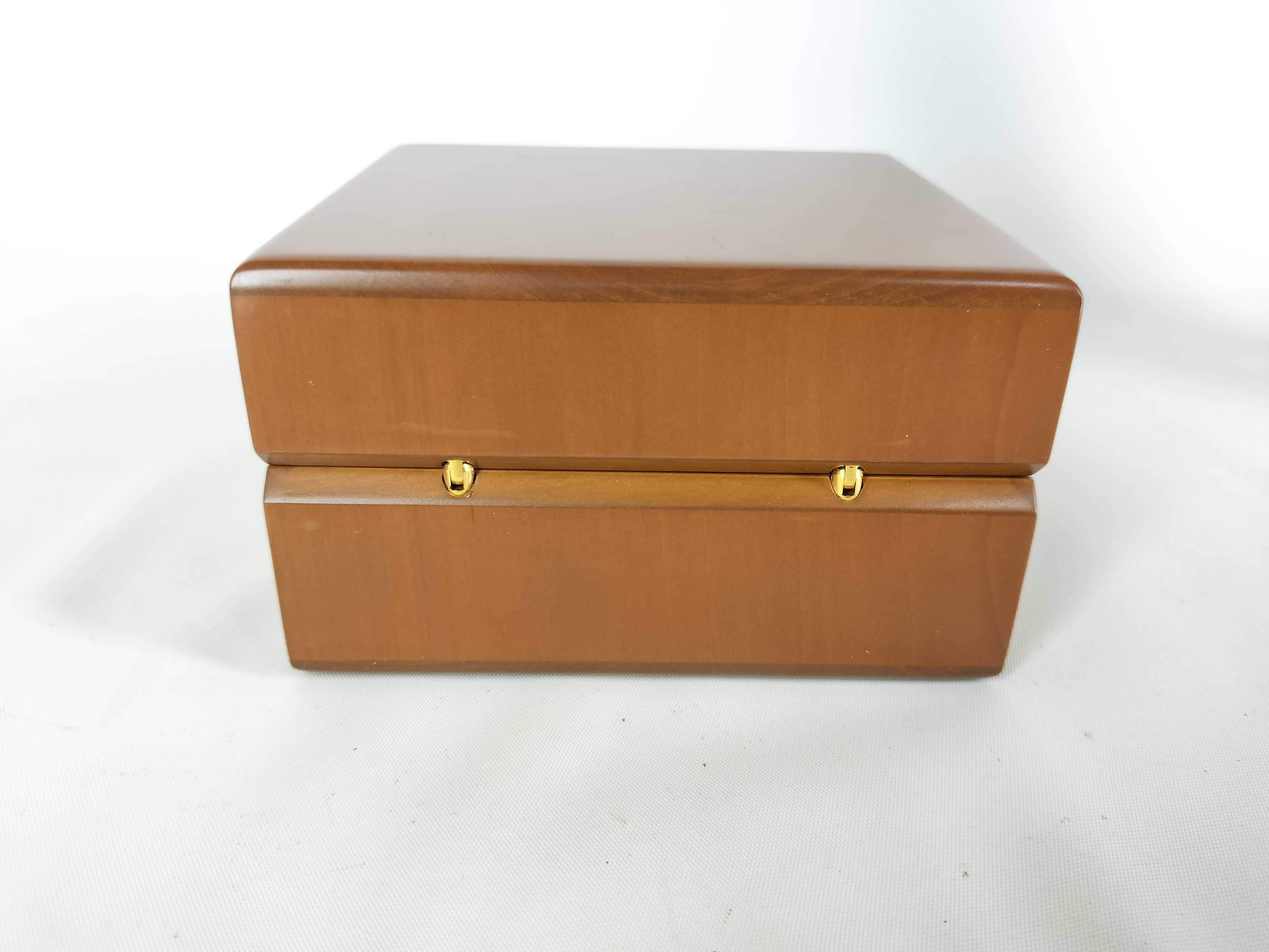 watch/inner box and other accessories — view 5