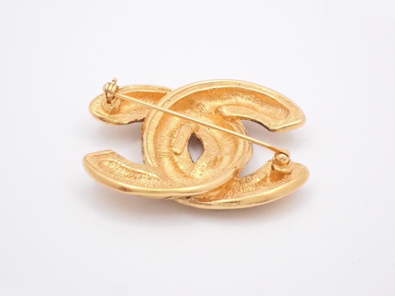 Matelassé Coco Mark Gold Brooch — view 2