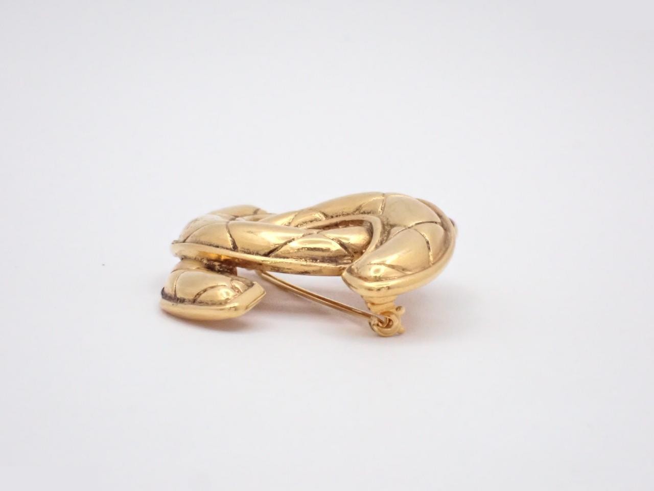 Matelassé Coco Mark Gold Brooch — view 3