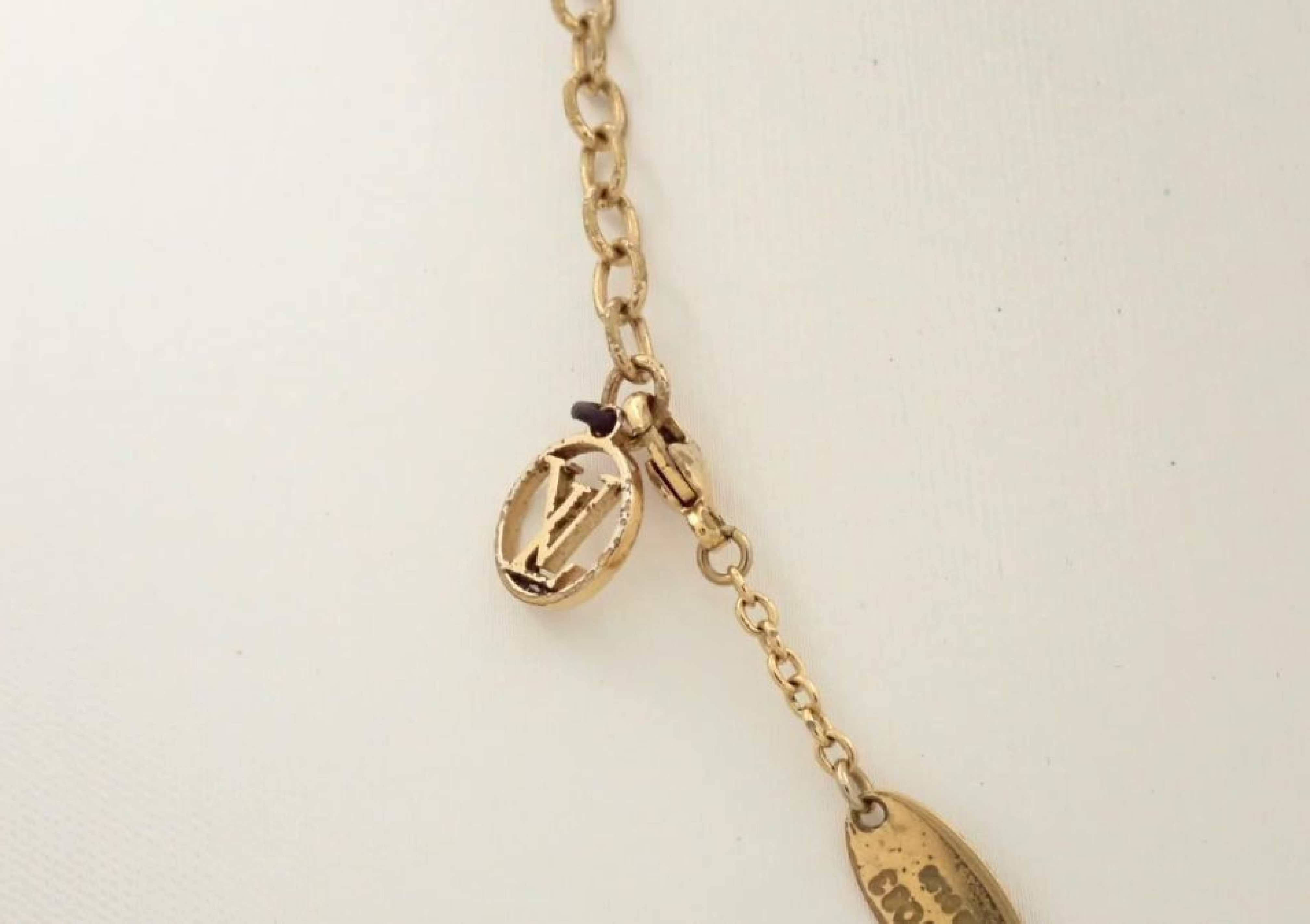 Essential V Necklace, Gold, Chain approx. 48cm — view 3