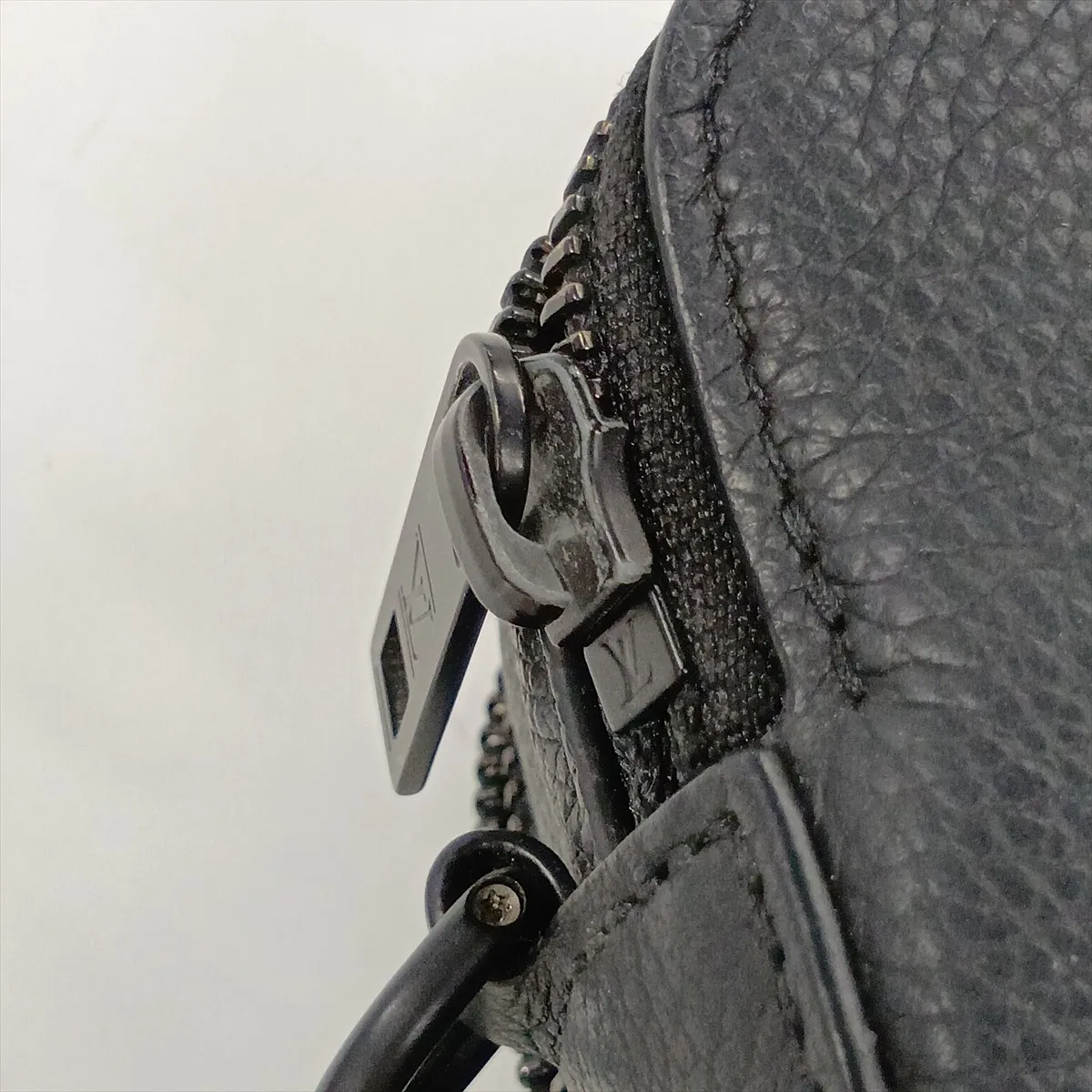 LV Aerogram Alpha Wearable Wallet M59161 Black (RFID detected) — view 15