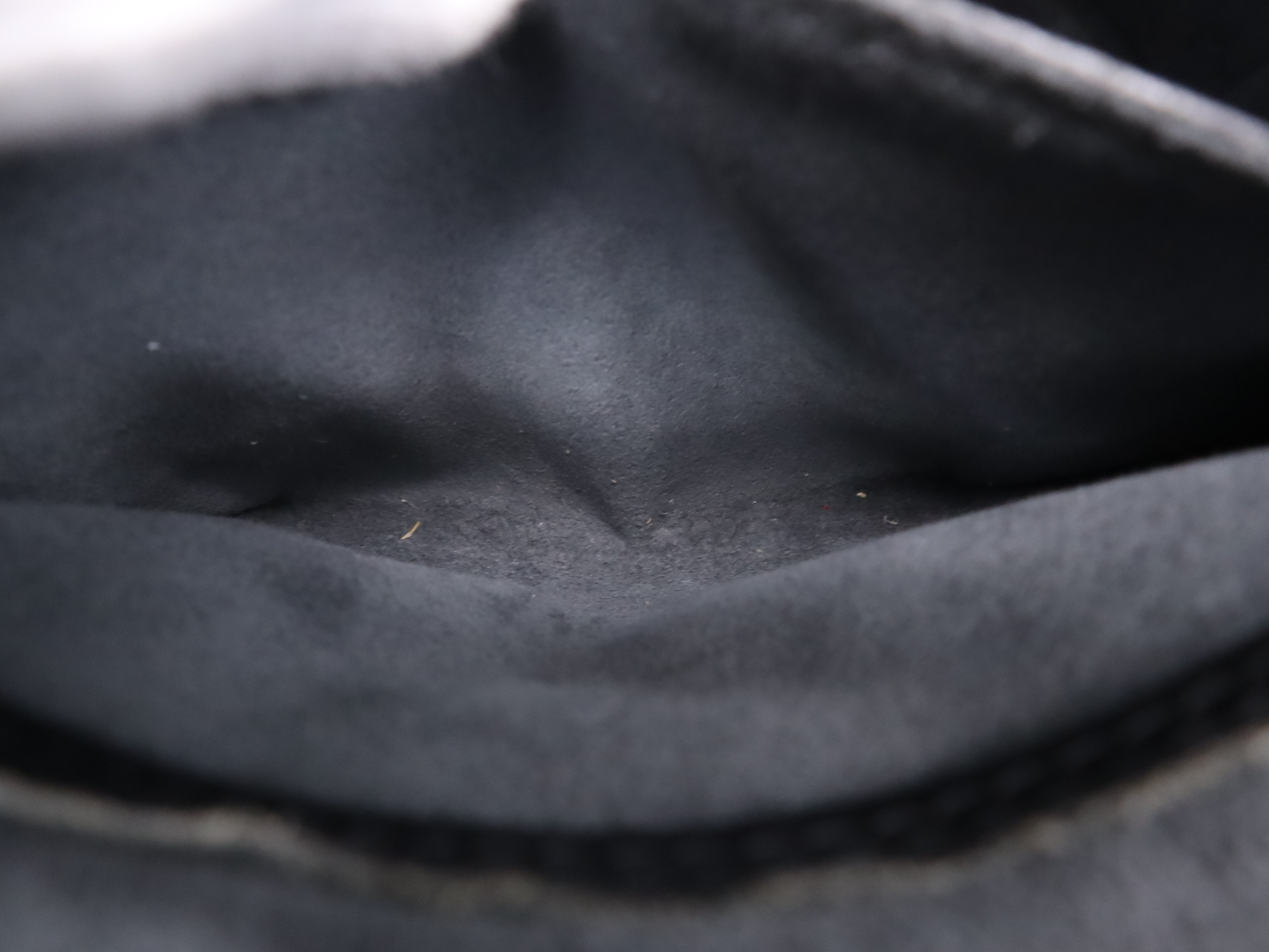 M52252 Epi Cluny Noir Shoulder Bag — view 11