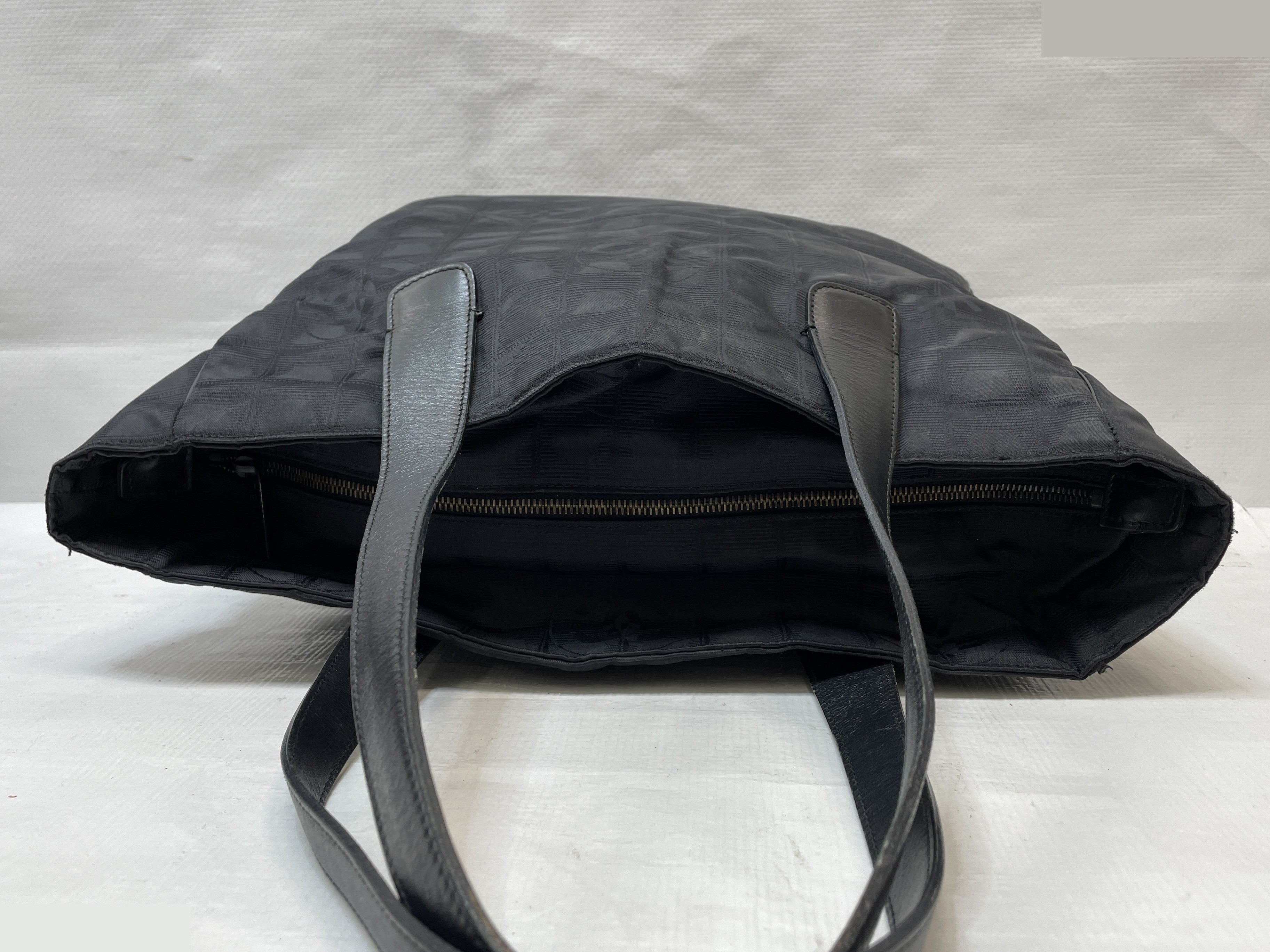 New Travel Line Tote Bag, Black, Unit No. 7 — view 4