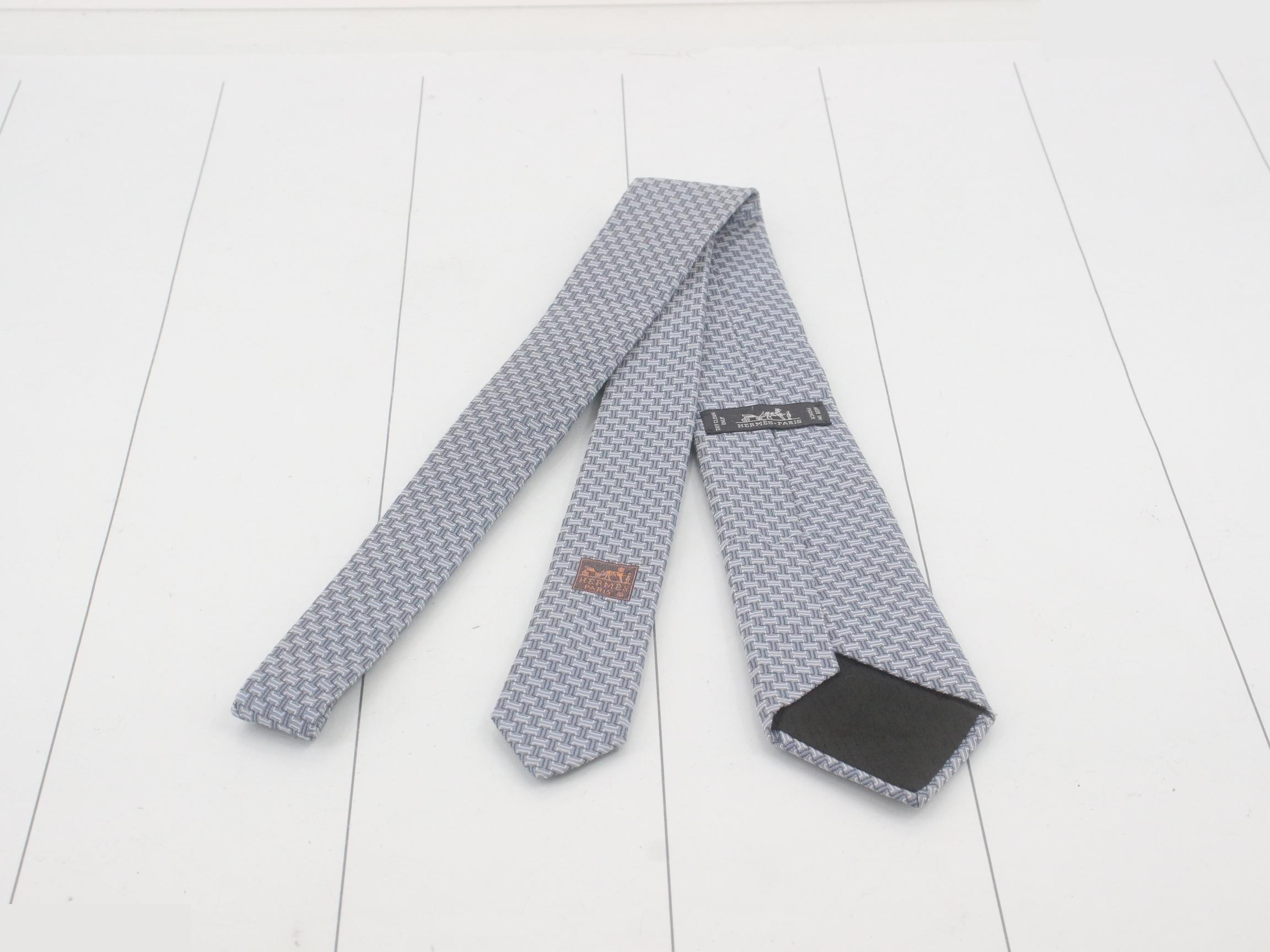 tie — view 2