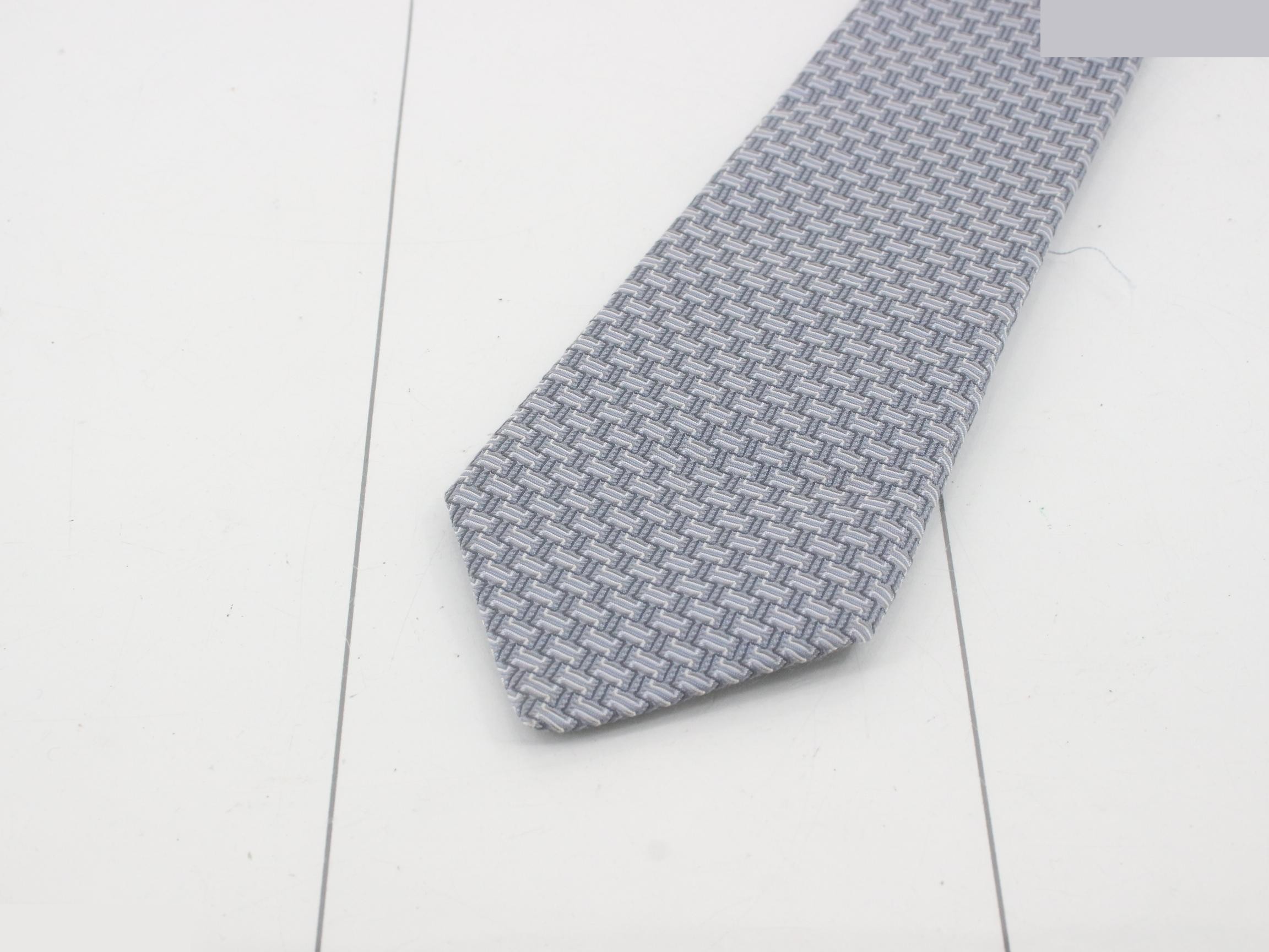 tie — view 3