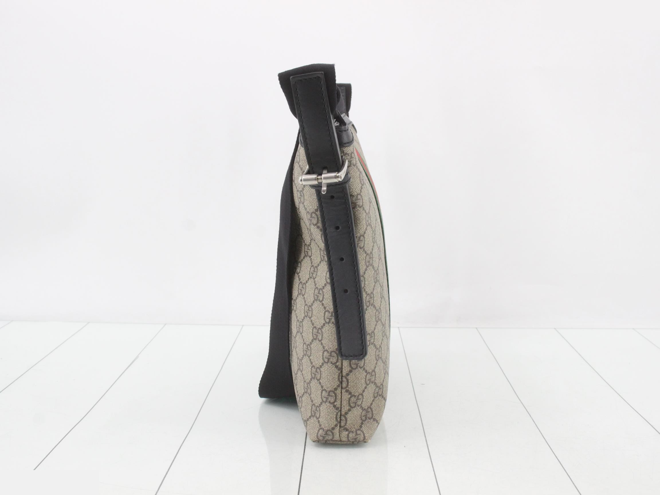 GG Supreme Shoulder Bag — view 3