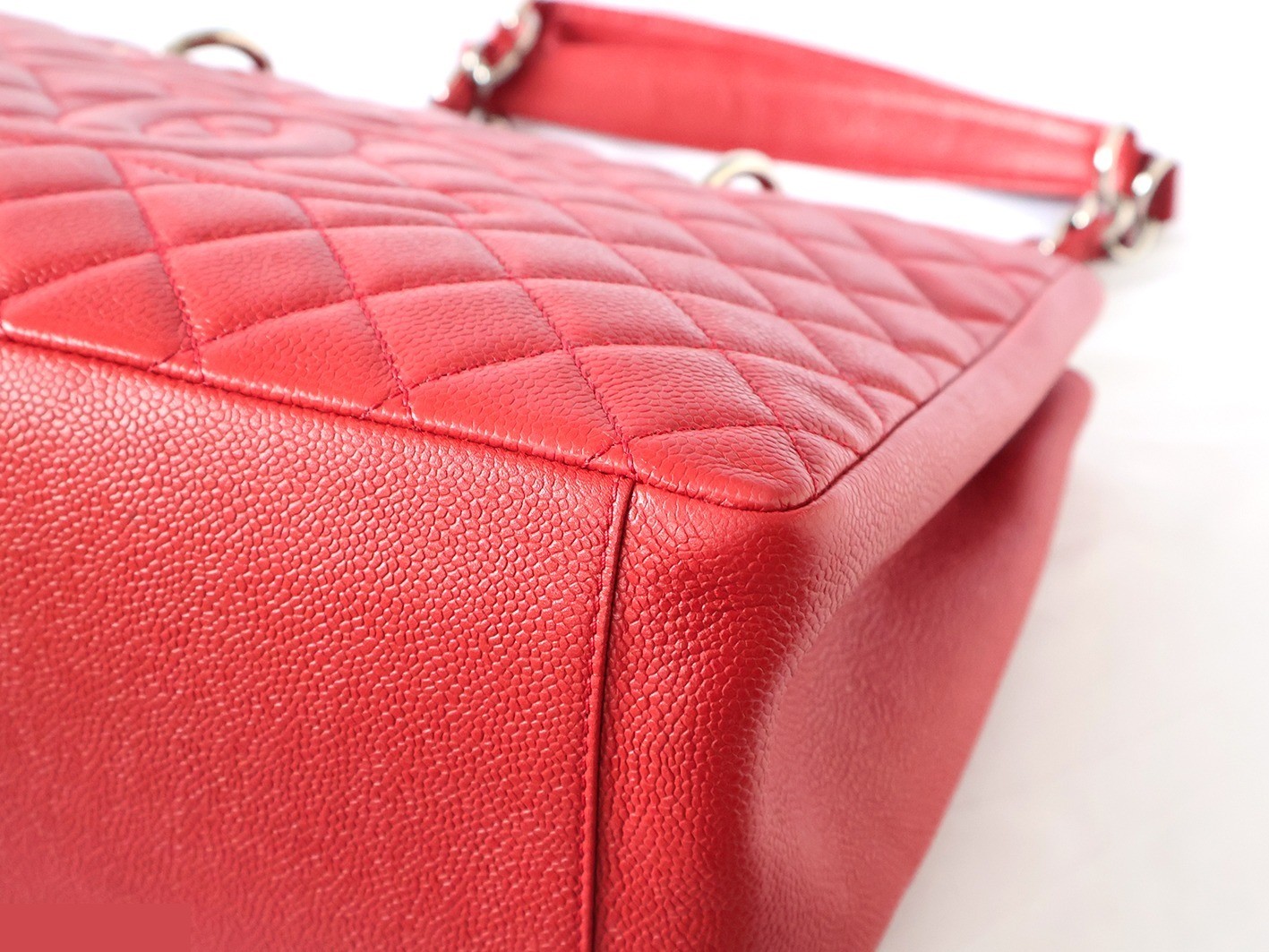 Caviar Skin GST Chain Tote Bag, Red — view 4