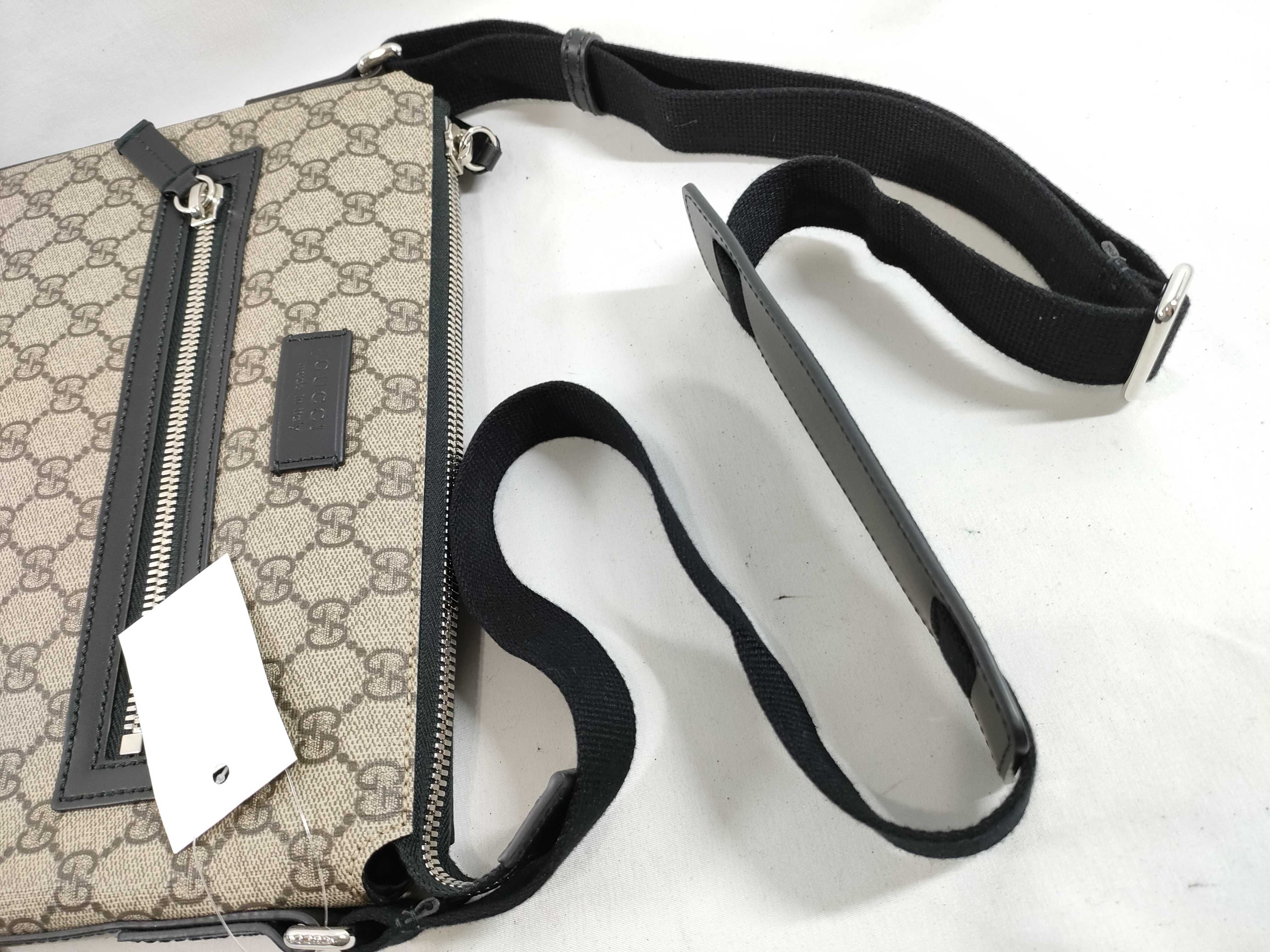 GG Supreme Messenger Bag Shoulder Bag — view 3
