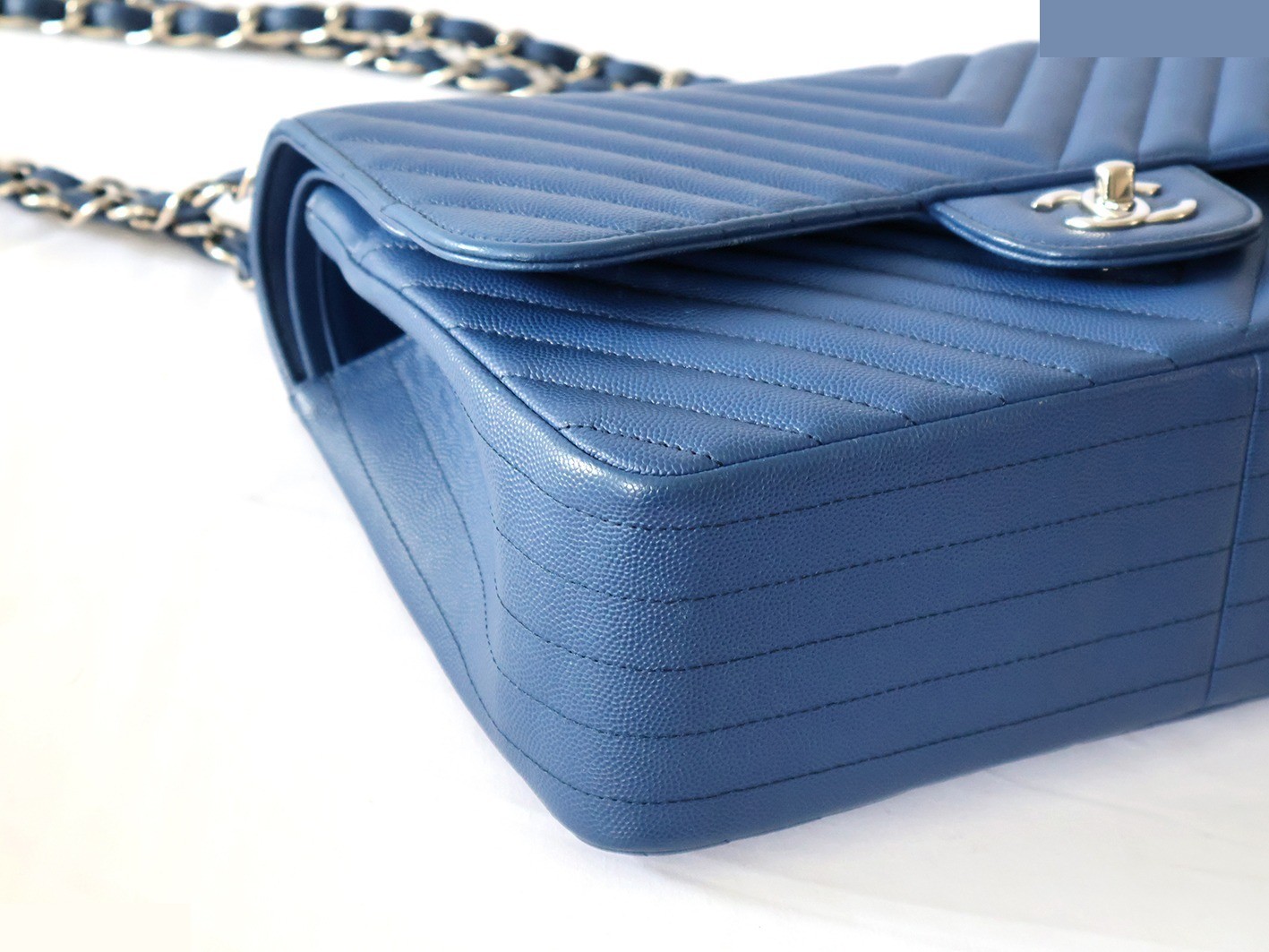 Caviar leather V-stitch 30 double flap double chain shoulder bag, blue — view 4
