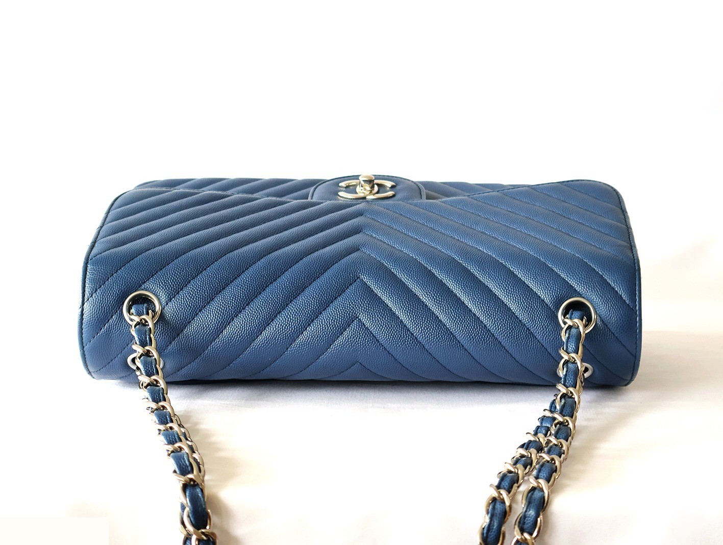 Caviar leather V-stitch 30 double flap double chain shoulder bag, blue — view 5