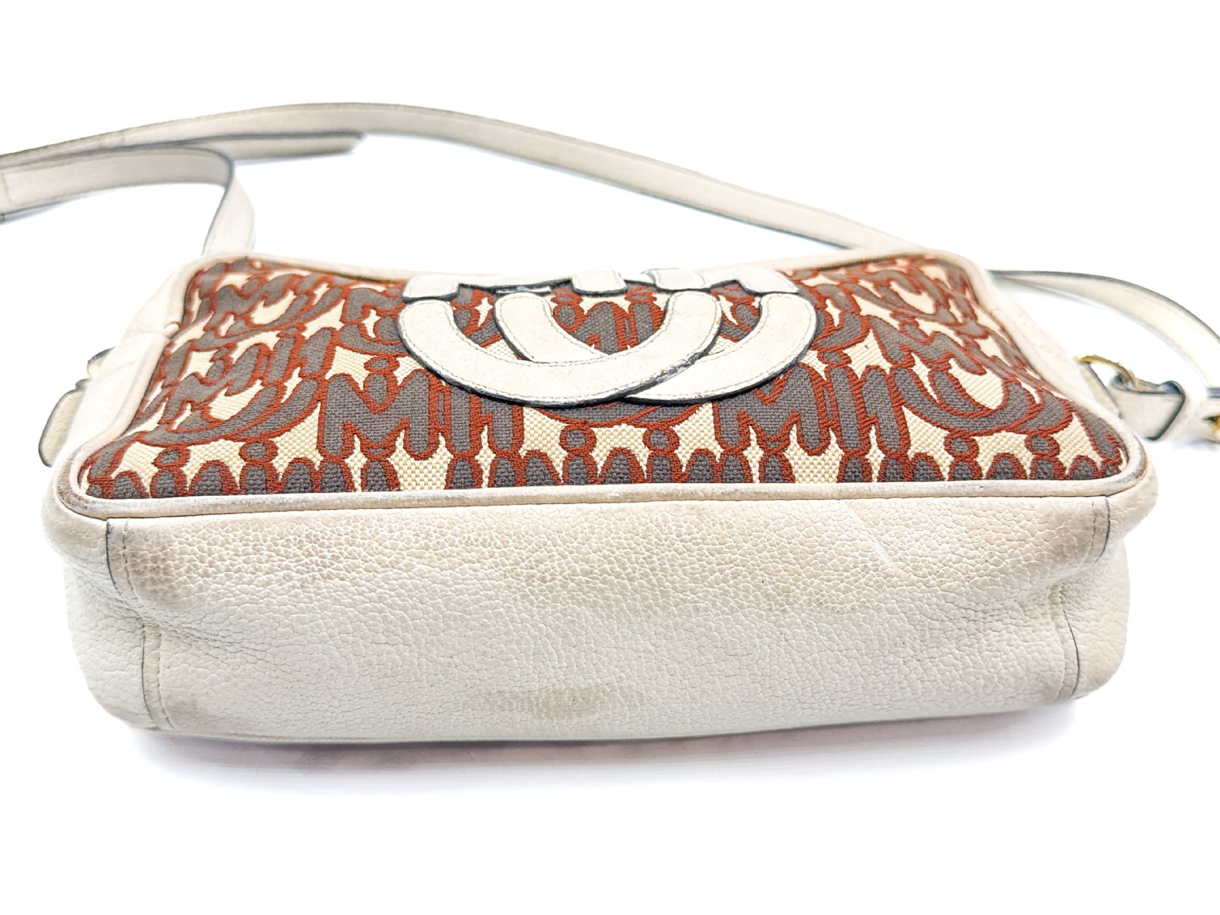 logo leather shoulder bag with gold hardware. — view 4