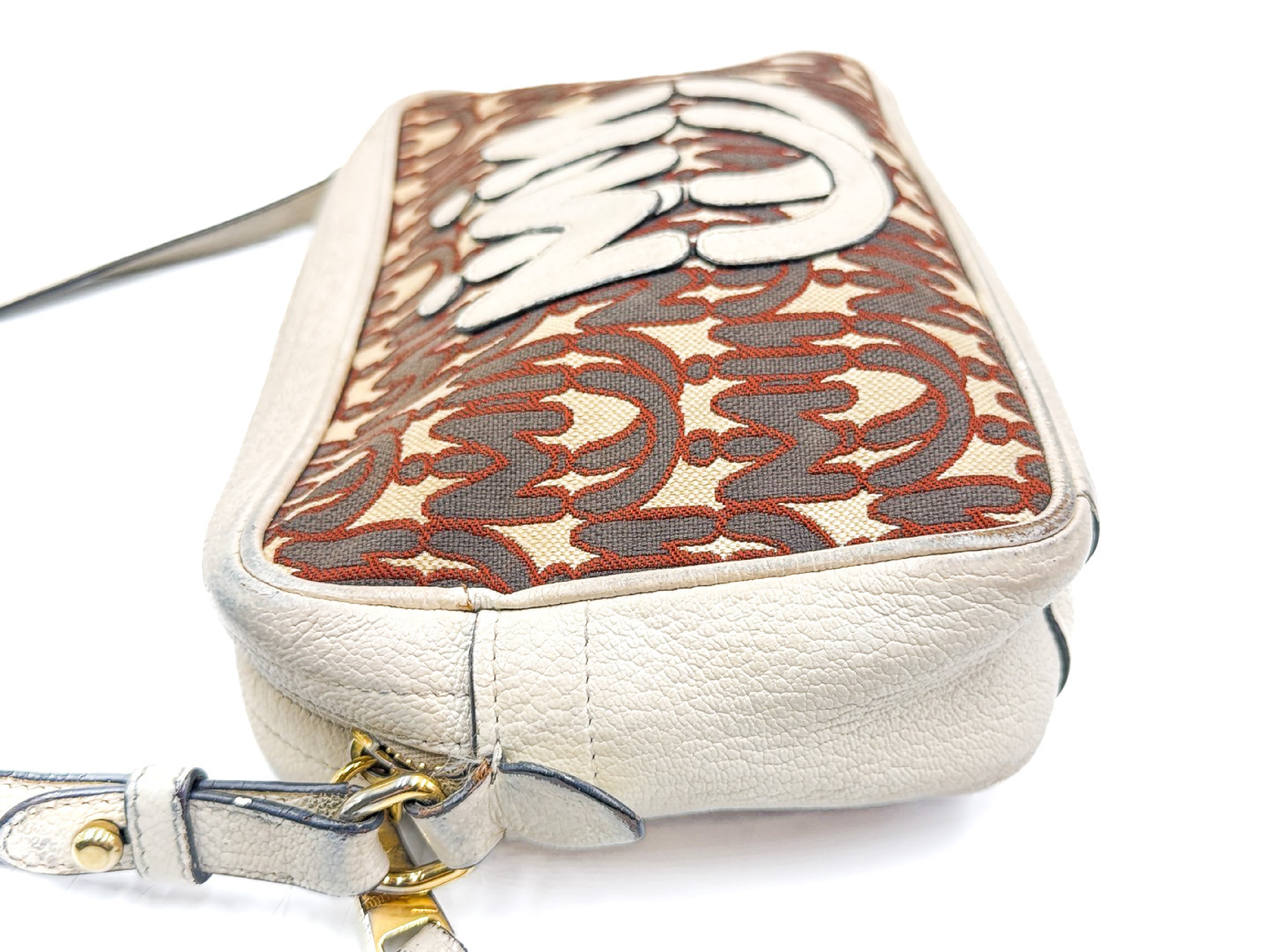 logo leather shoulder bag with gold hardware. — view 5
