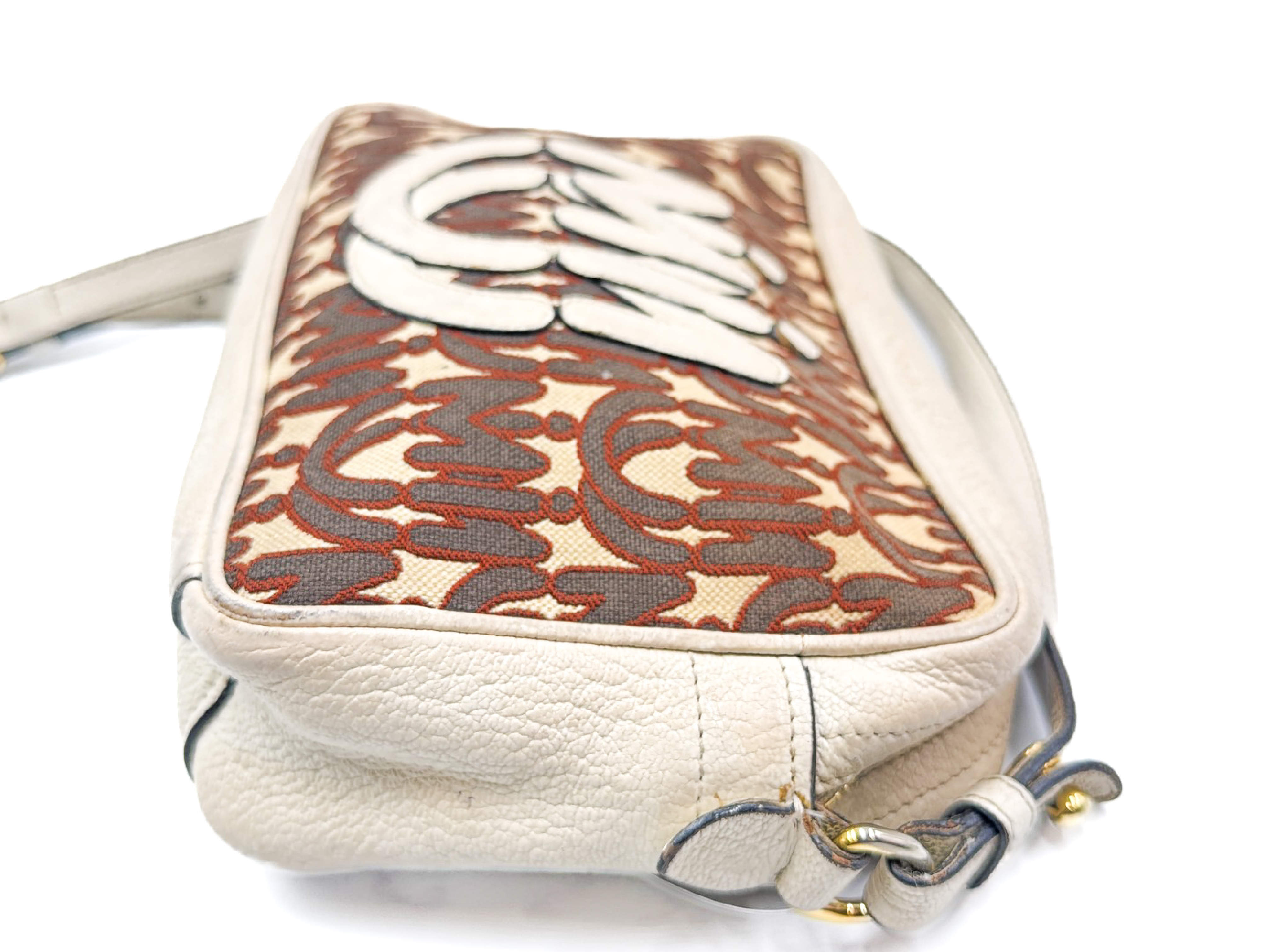 logo leather shoulder bag with gold hardware. — view 6