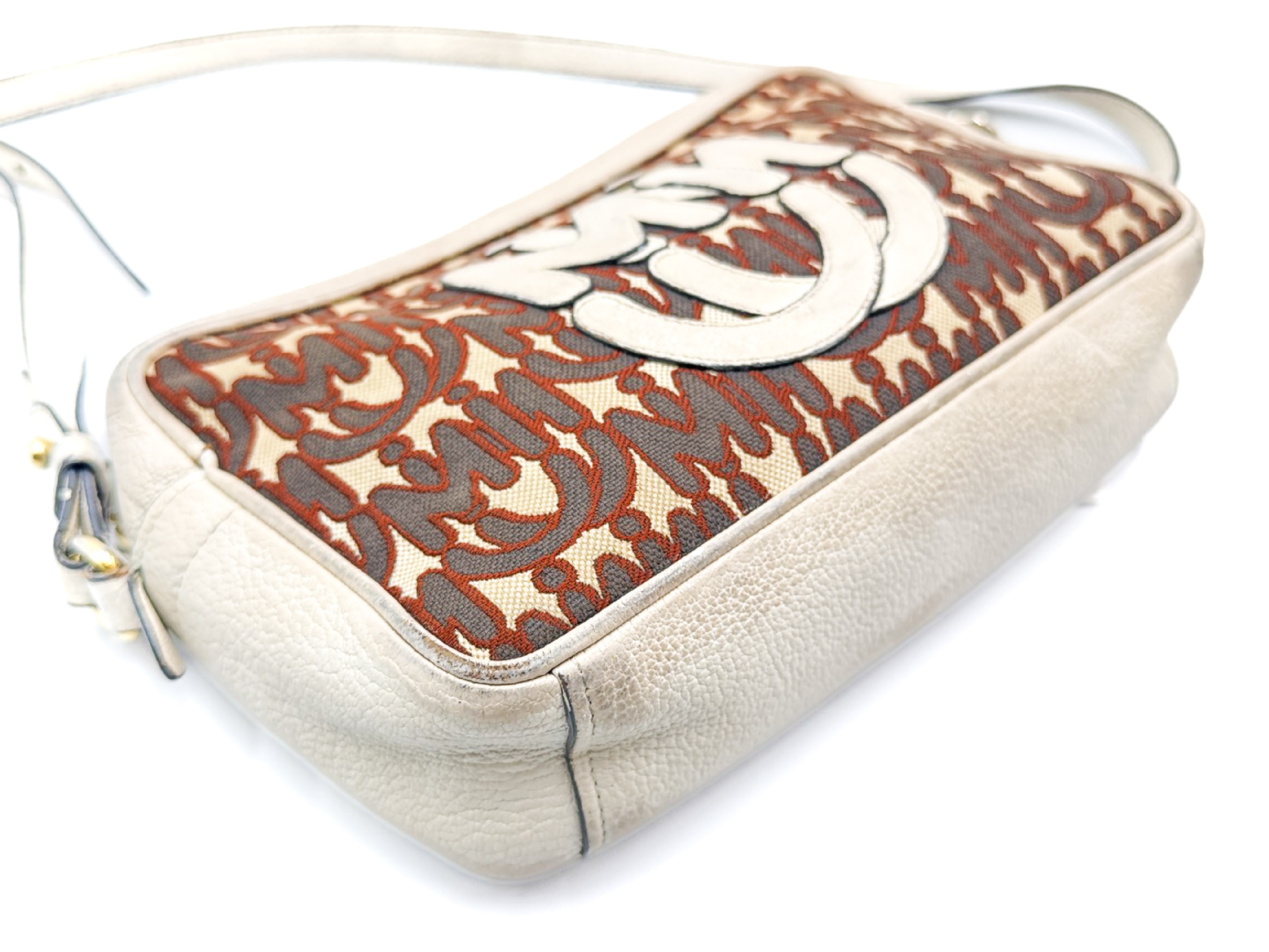 logo leather shoulder bag with gold hardware. — view 7