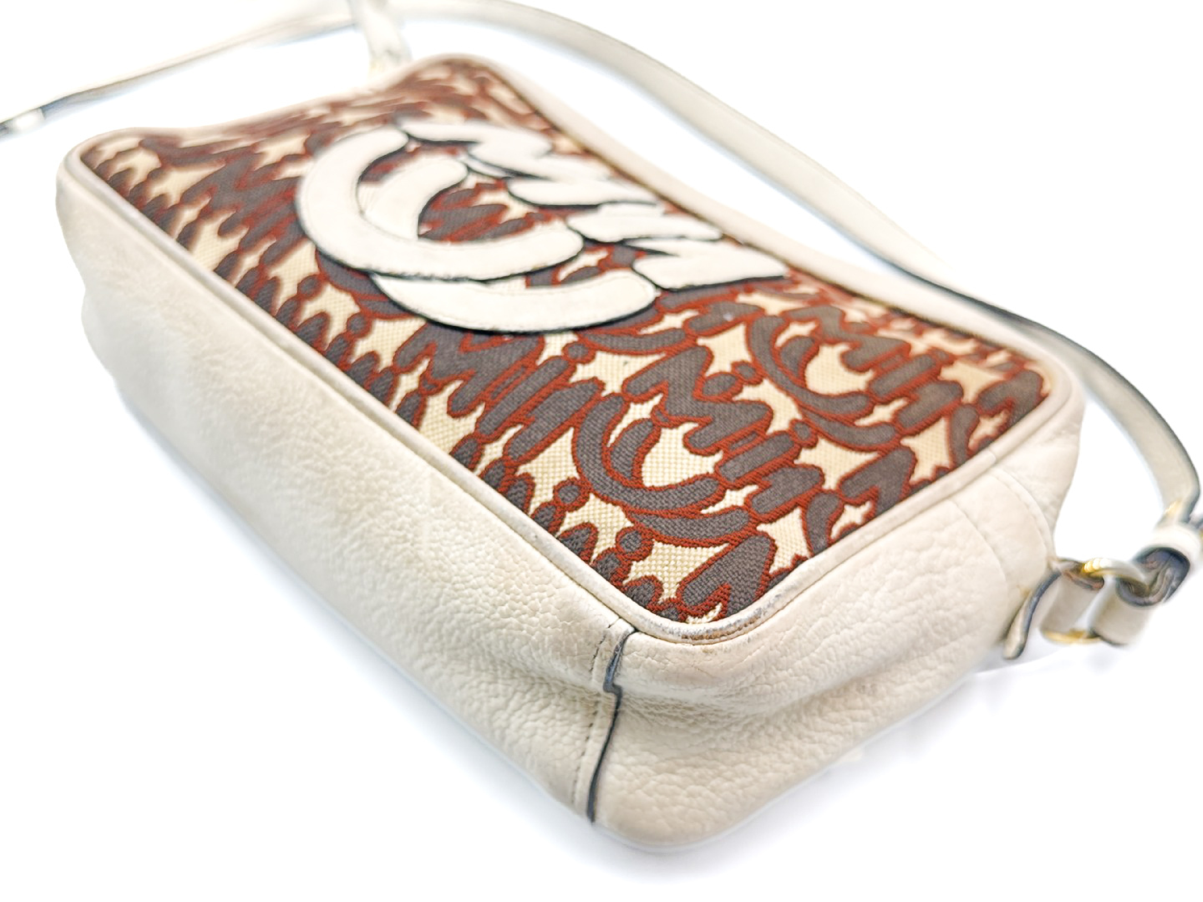 logo leather shoulder bag with gold hardware. — view 8
