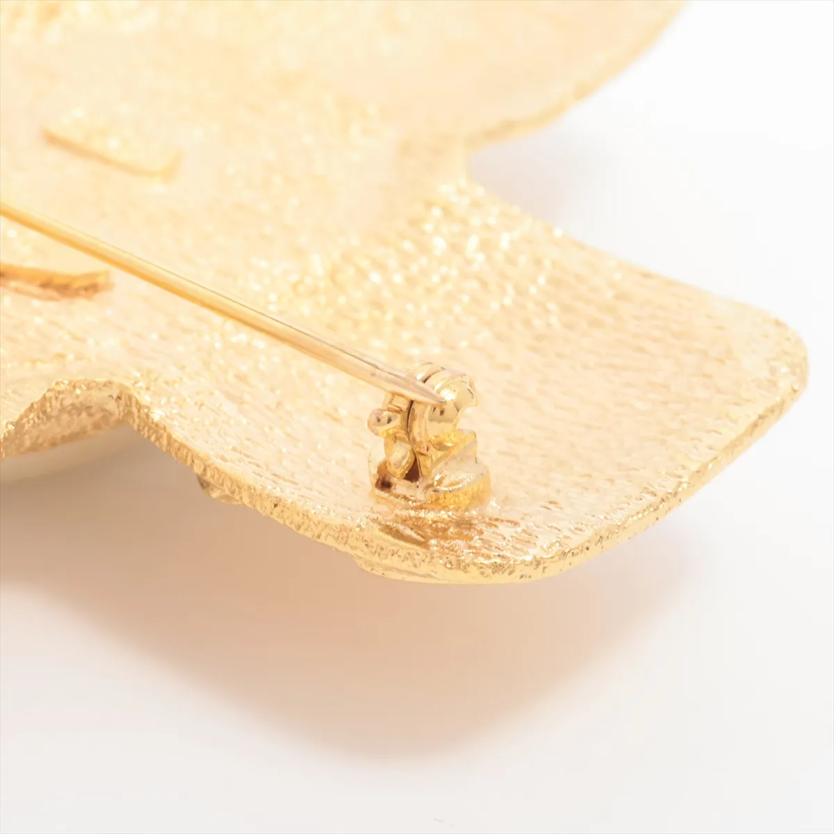 Coco Mark Brooch 29/1258 GP x Faux Pearl Gold. Shows signs of wear, — view 3