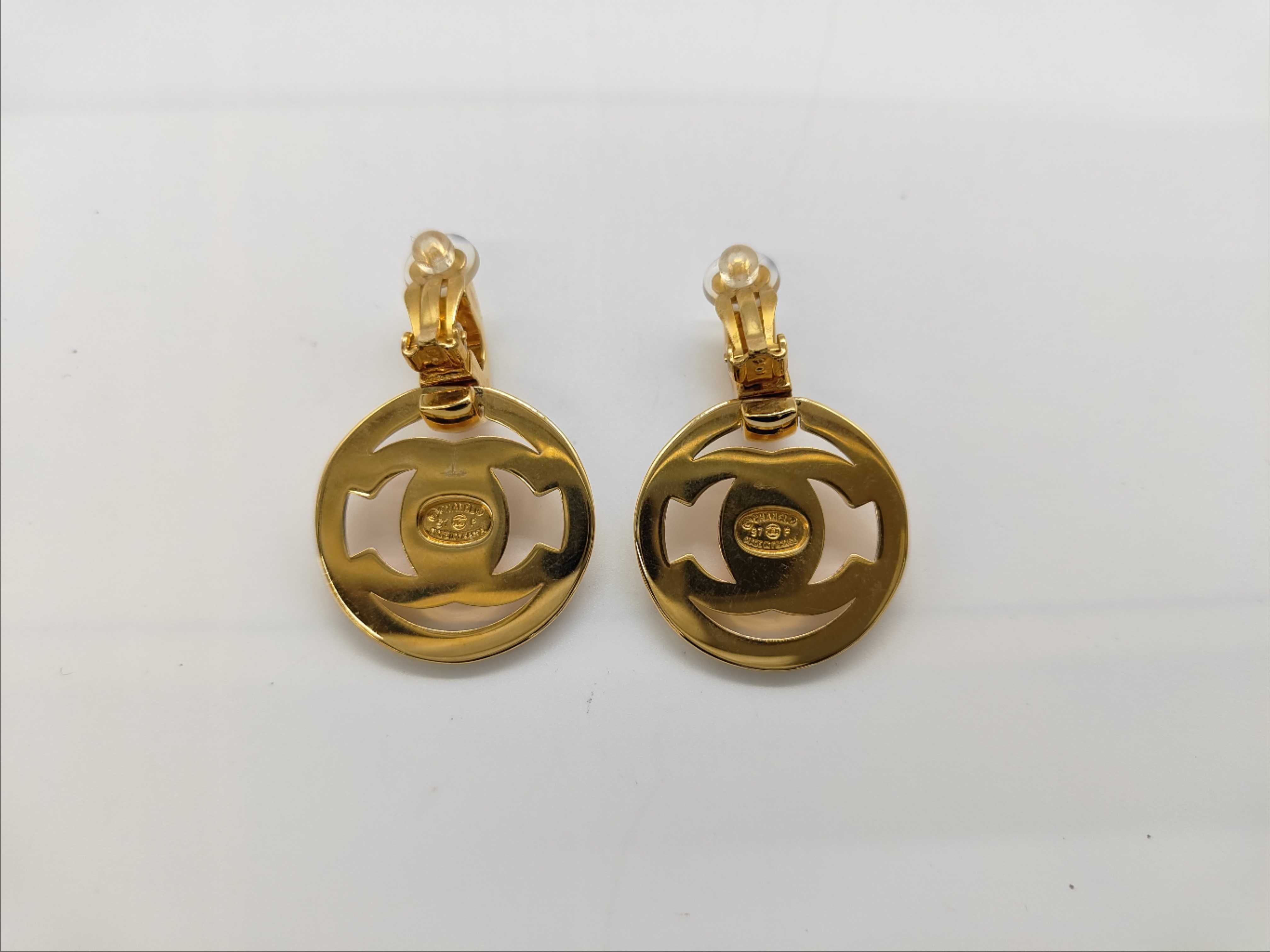 earrings, gold circle shape, with original box. — view 2