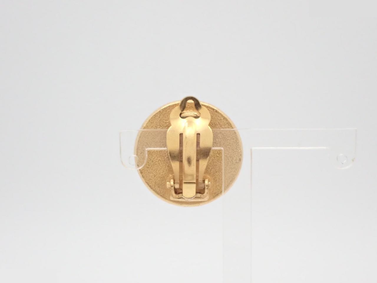 pearl earring (single earring only) — view 2