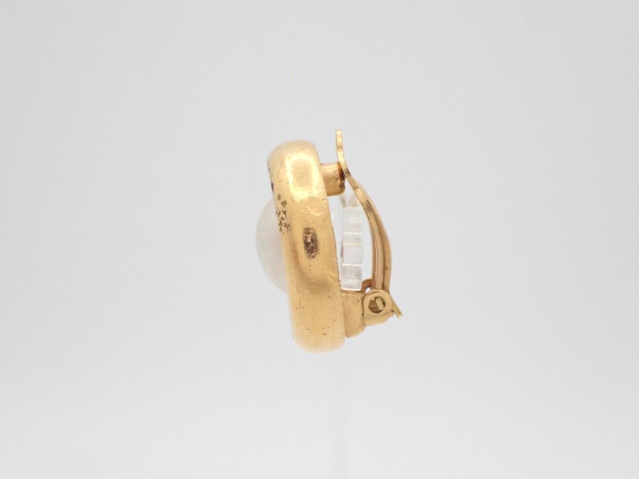 pearl earring (single earring only) — view 3