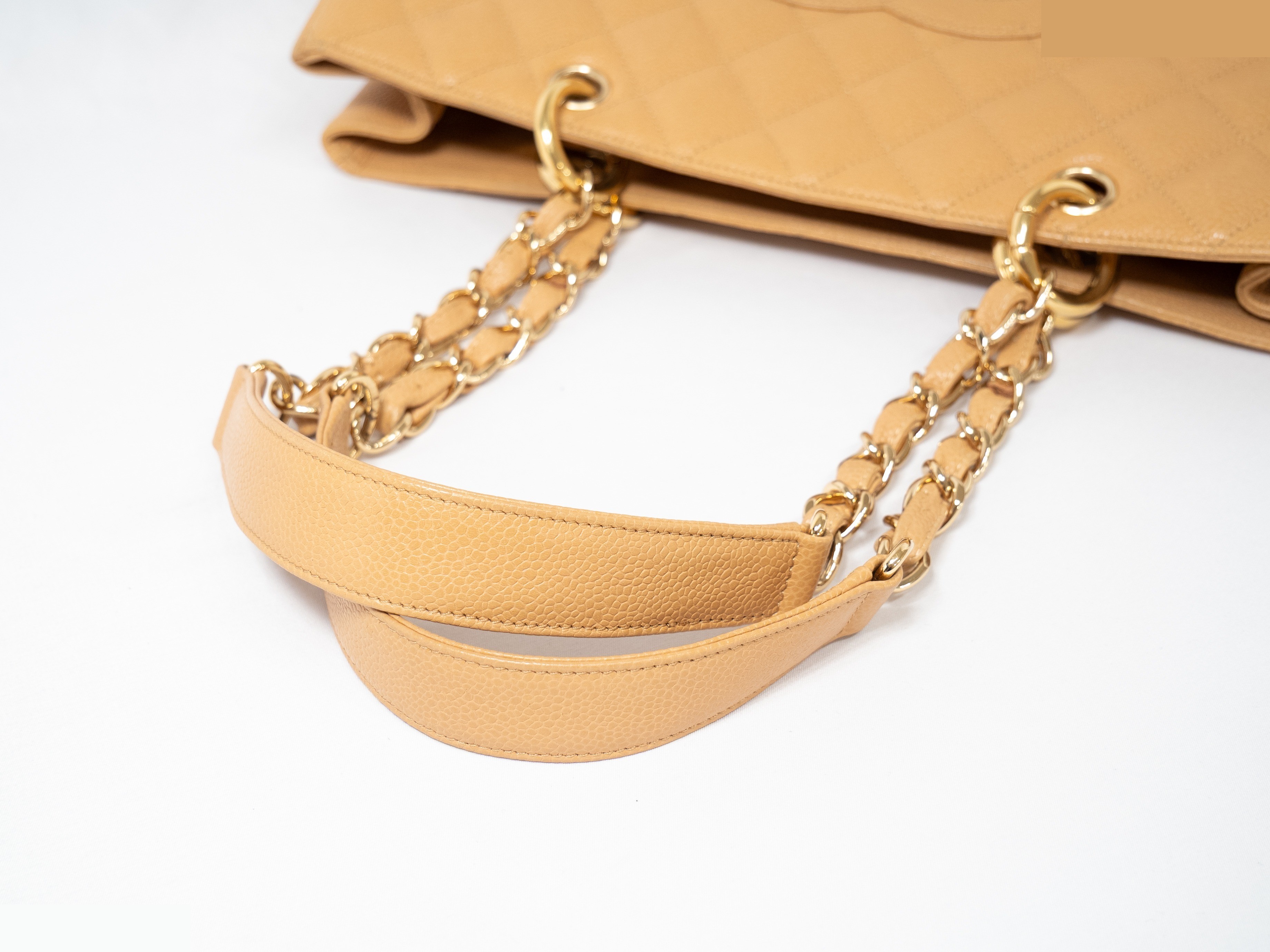 GST Caviar Skin Chain Tote Bag (Seal) — view 5