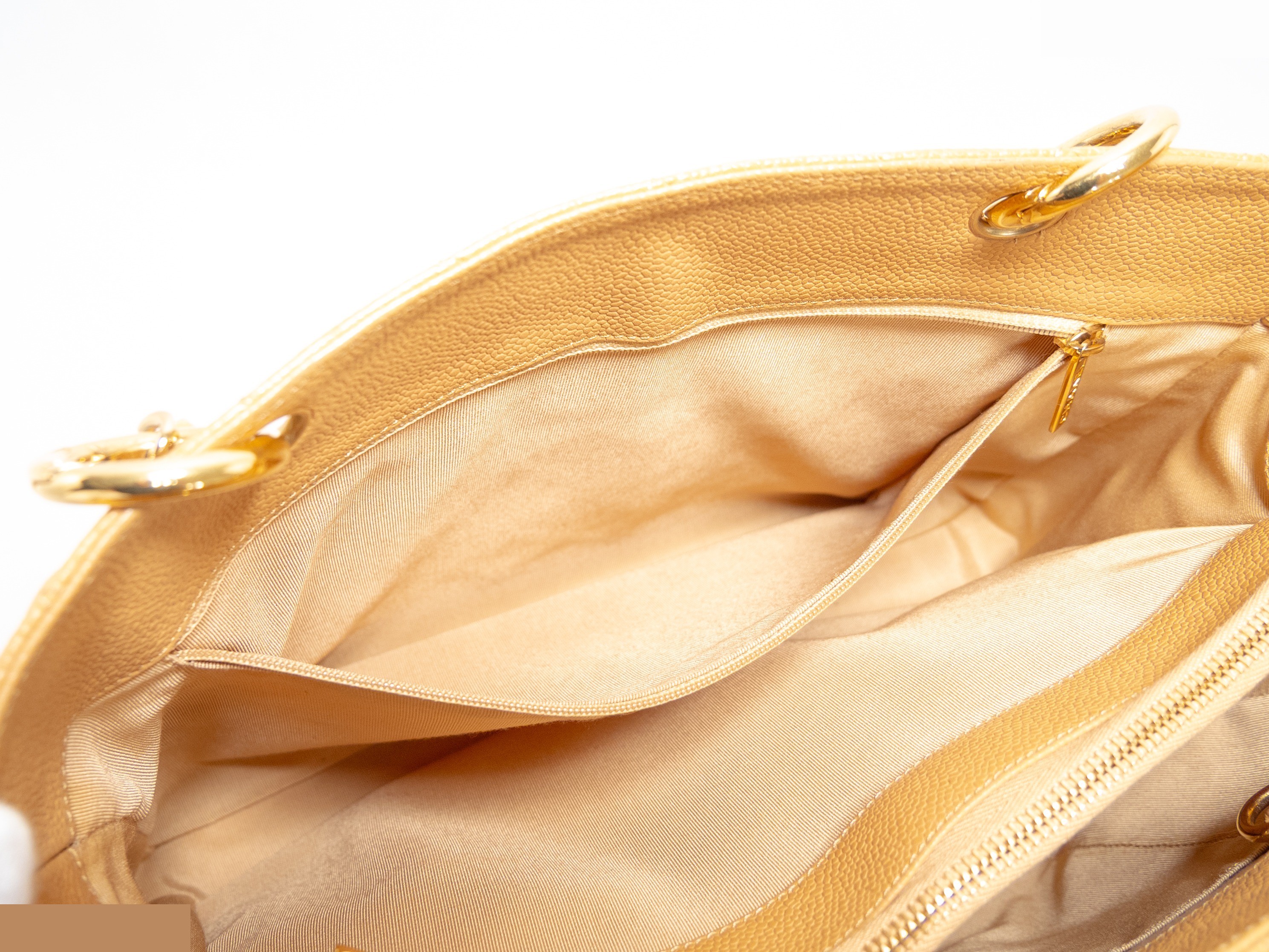 GST Caviar Skin Chain Tote Bag (Seal) — view 7