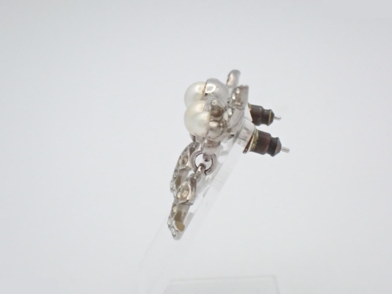 Pearl Comma Mark Earrings C21B — view 3