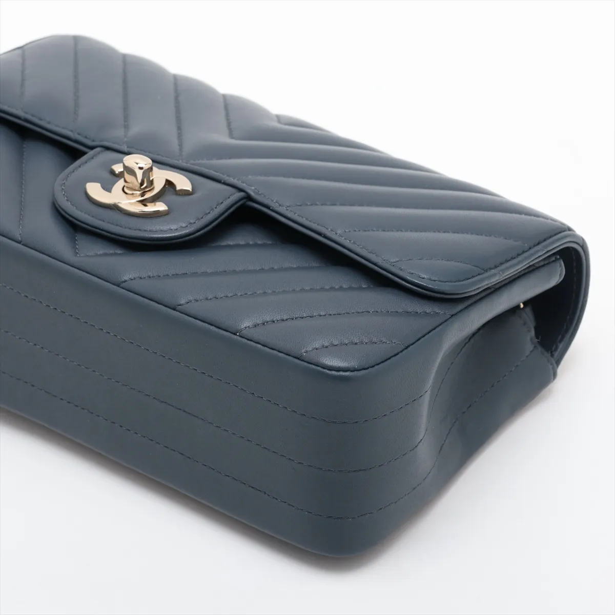 Chevron Lambskin Single Flap Single Chain Bag, V-stitch, Navy, Gold Hardware, 26650034, Serial Number 26 — view 3