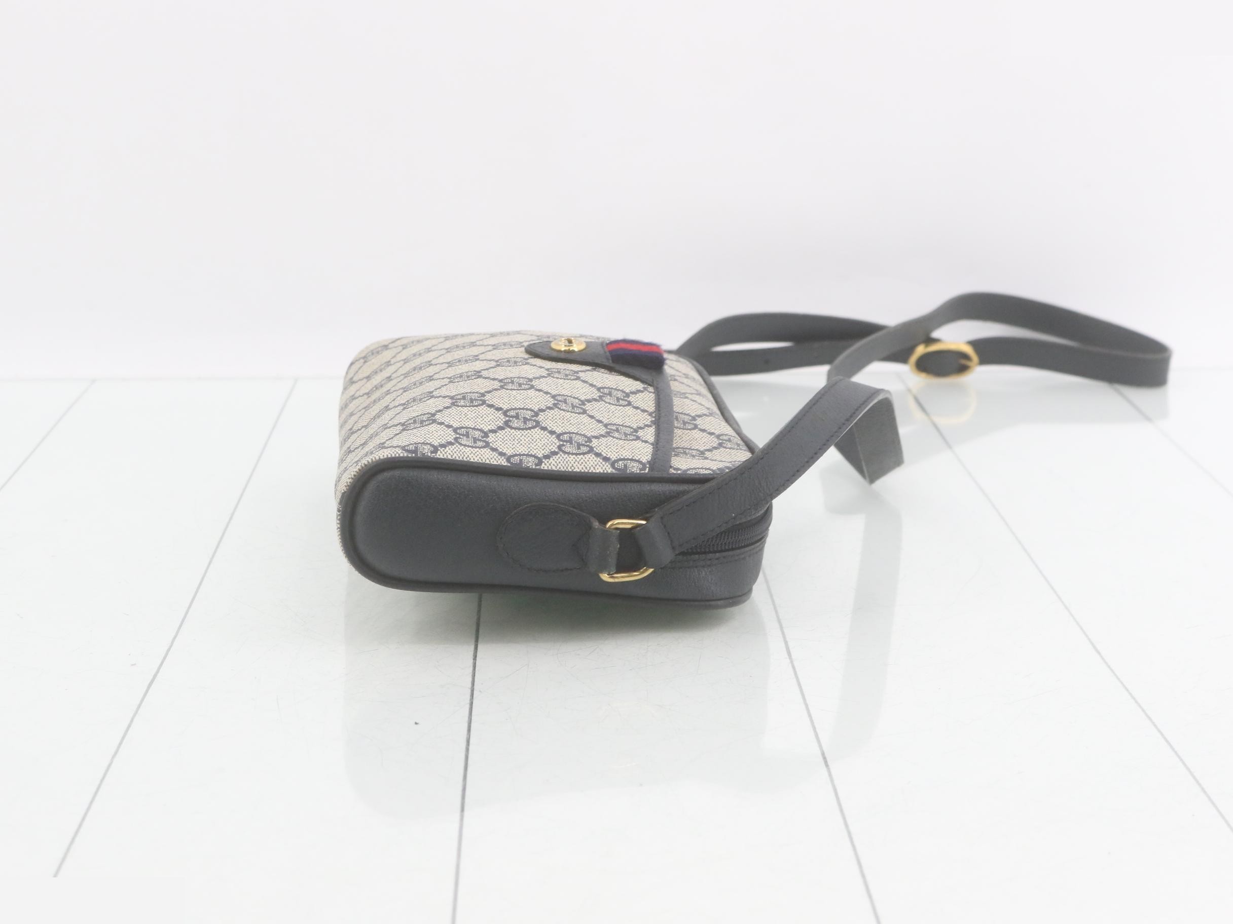 GG Supreme Shoulder Bag — view 3