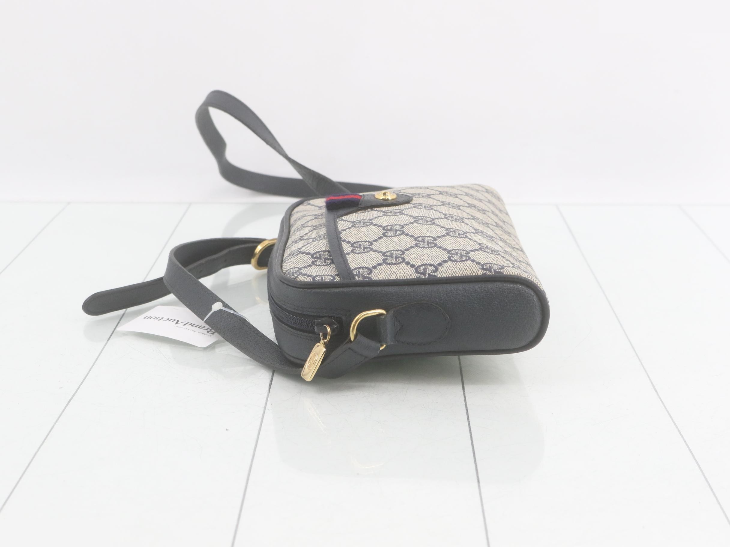 GG Supreme Shoulder Bag — view 4