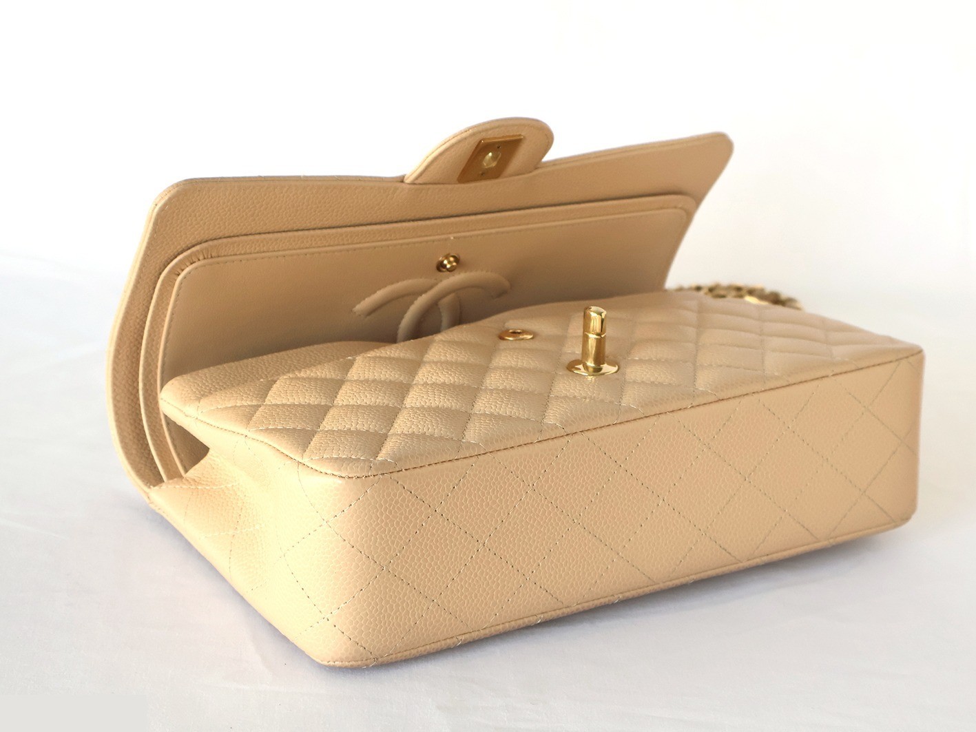 Caviar leather Matelassé 25 Double flap Double chain shoulder bag, beige — view 5