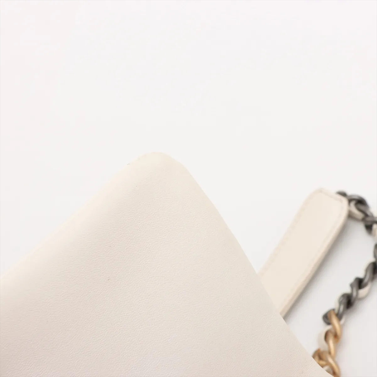 19 Lambskin Chain Shoulder Bag White Gold x Silver Hardware U3041680 Random Plate AS1160 — view 15