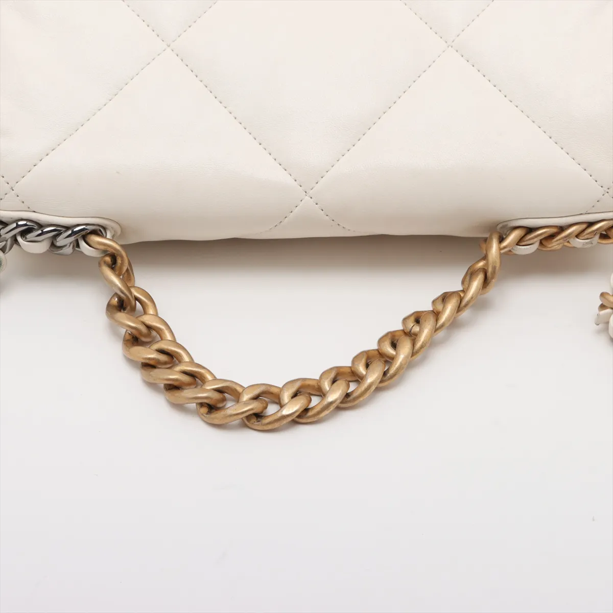 19 Lambskin Chain Shoulder Bag White Gold x Silver Hardware U3041680 Random Plate AS1160 — view 5