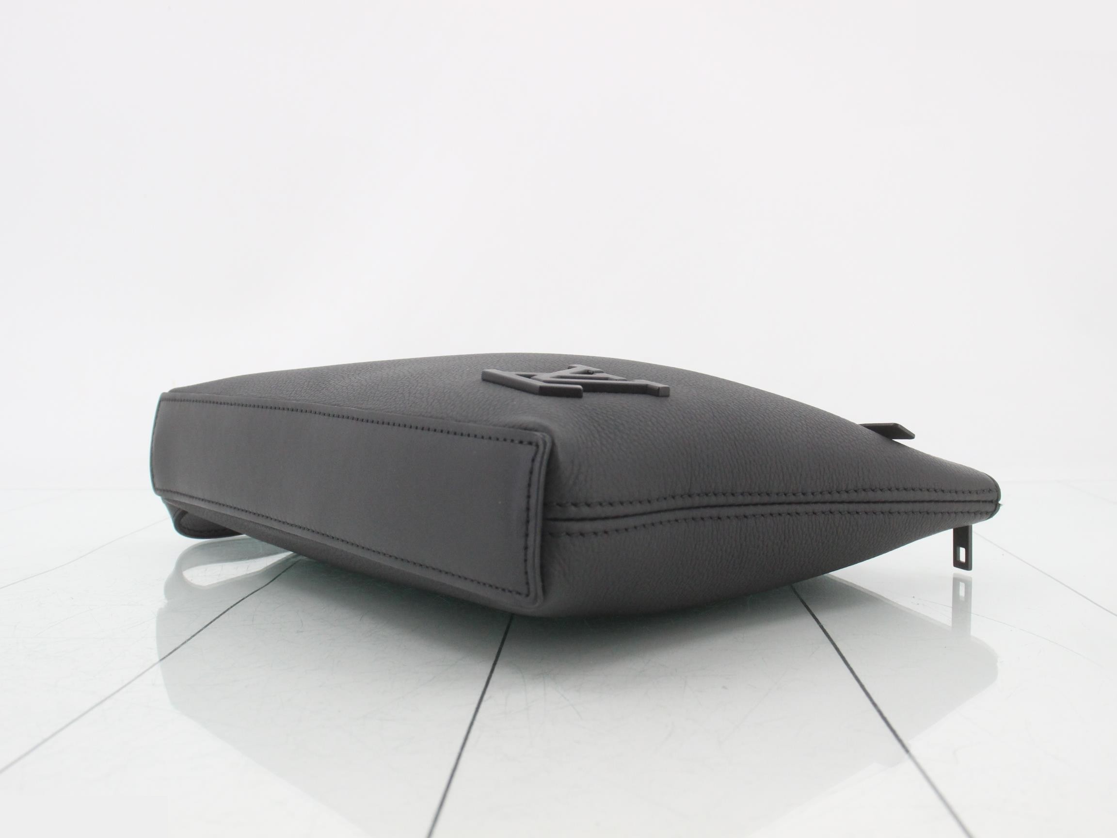LV Aerogram Takeoff Pouch, Black — view 6