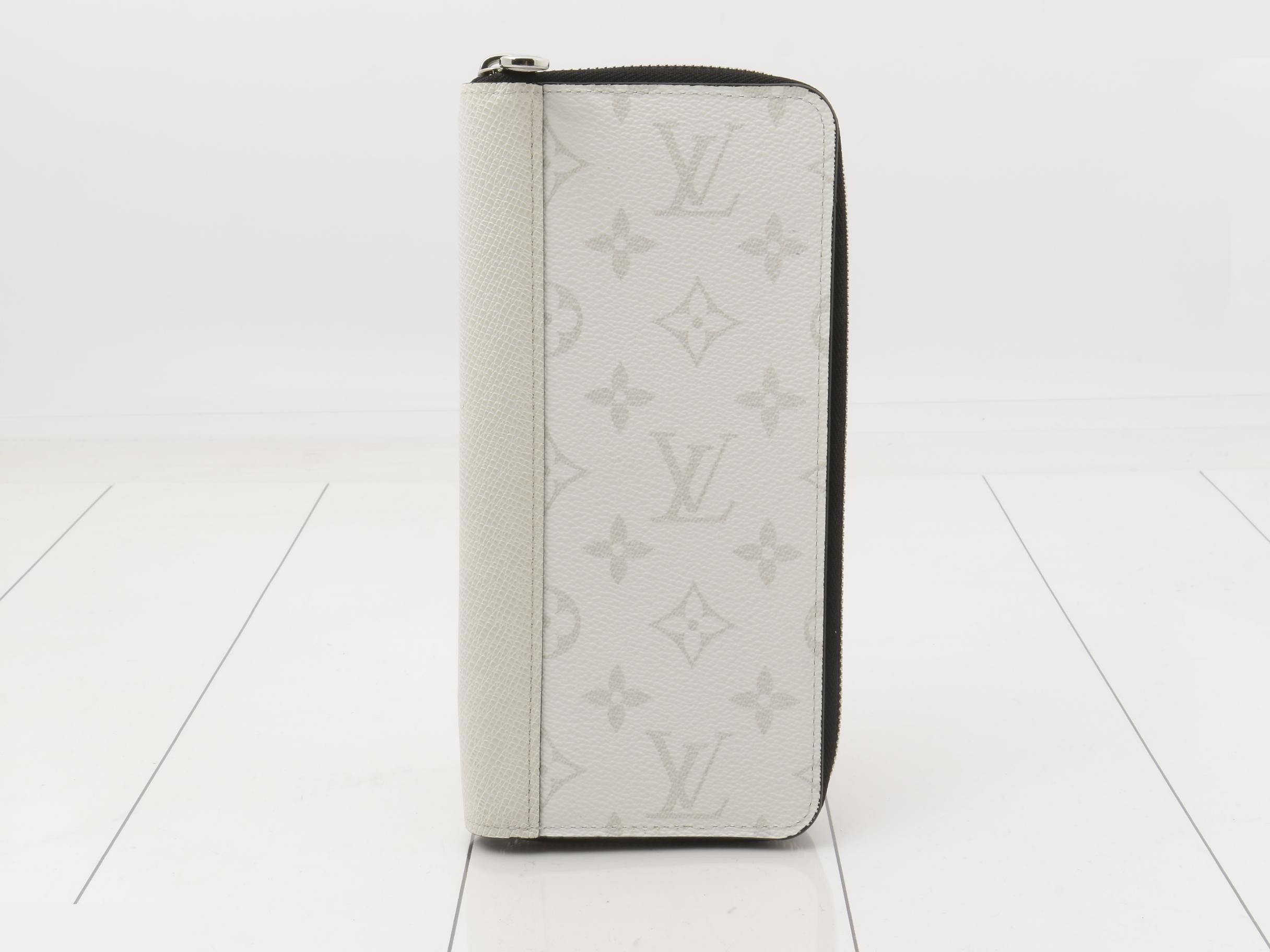 Taigarama Horizontal Zippy Wallet