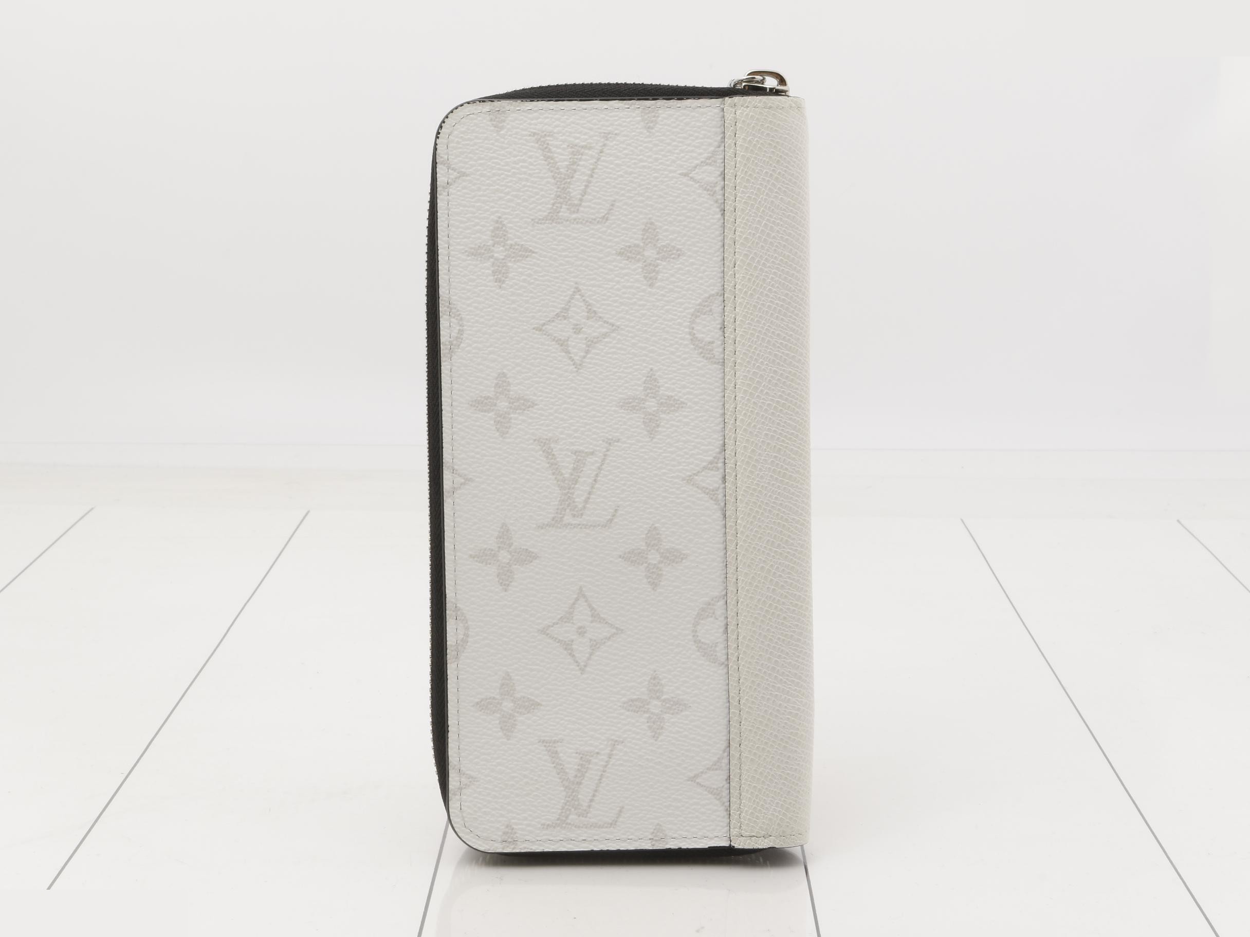 Taigarama Horizontal Zippy Wallet — view 2