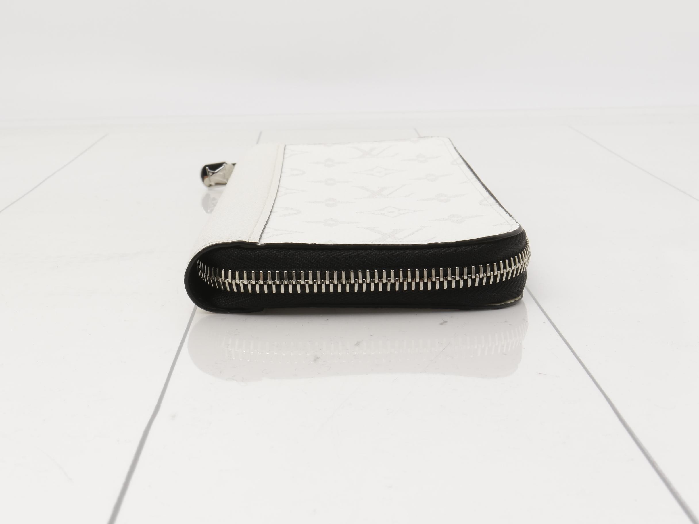 Taigarama Horizontal Zippy Wallet — view 3