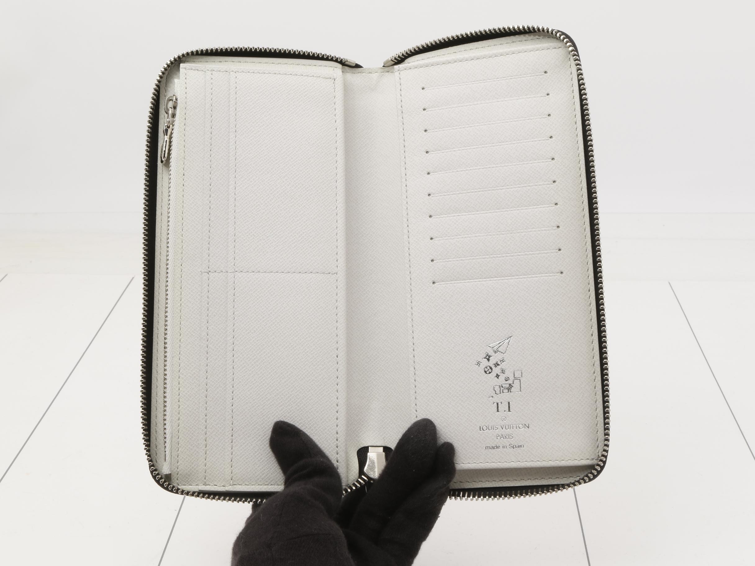 Taigarama Horizontal Zippy Wallet — view 4