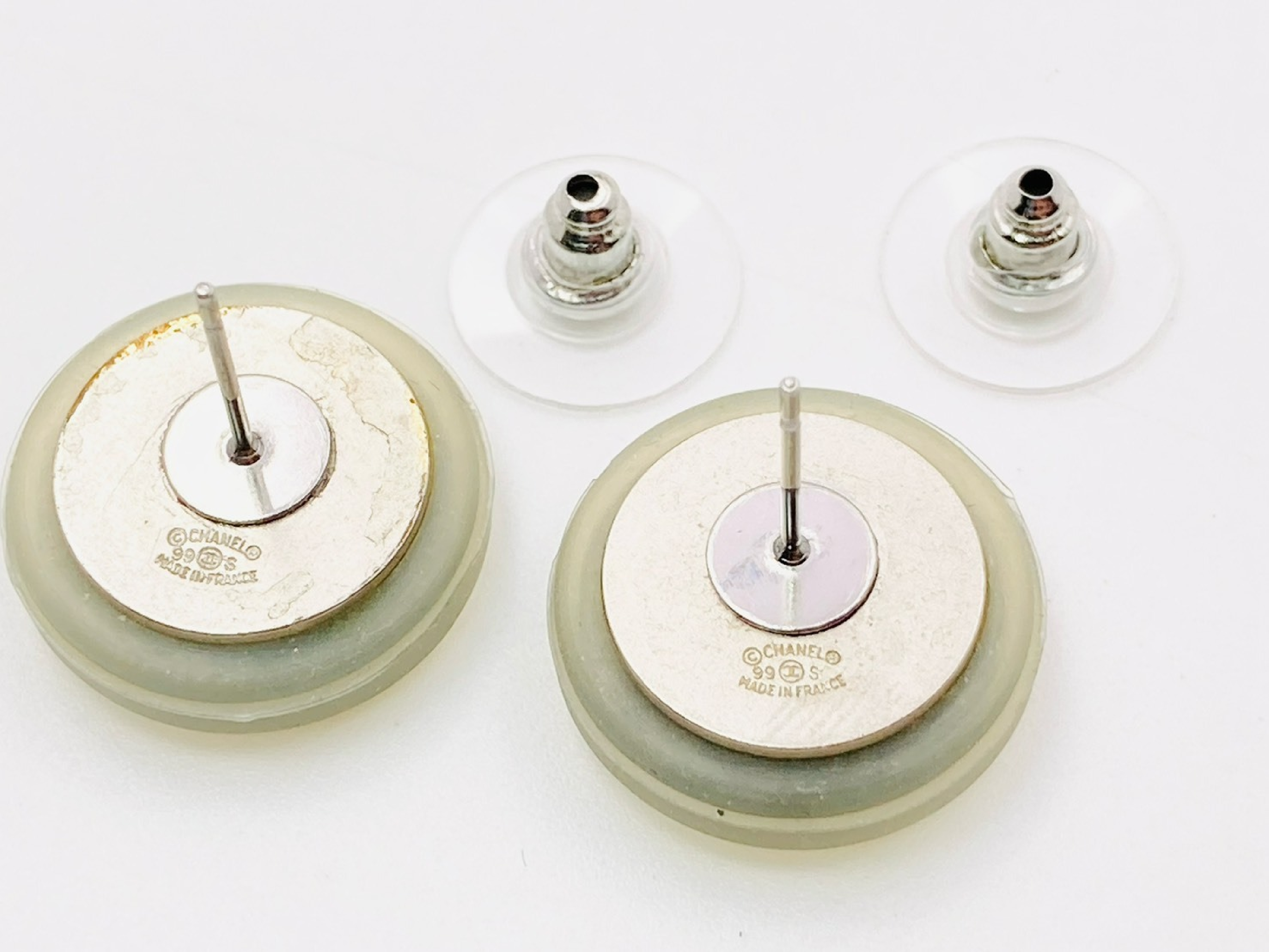 Coco Mark Matelassé Round Earrings 99S Silicone Rubber Gray Earrings — view 3