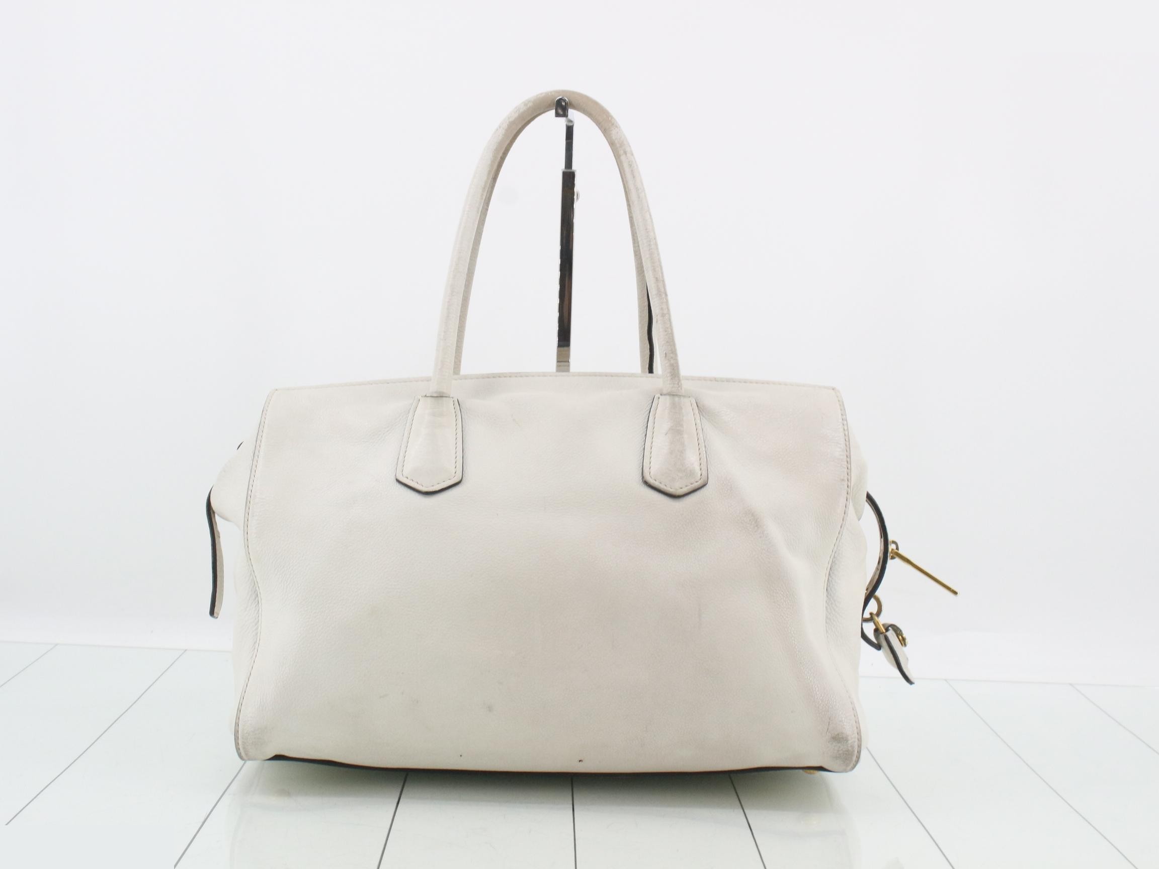 Leather handbag with triangular plate, white — view 2