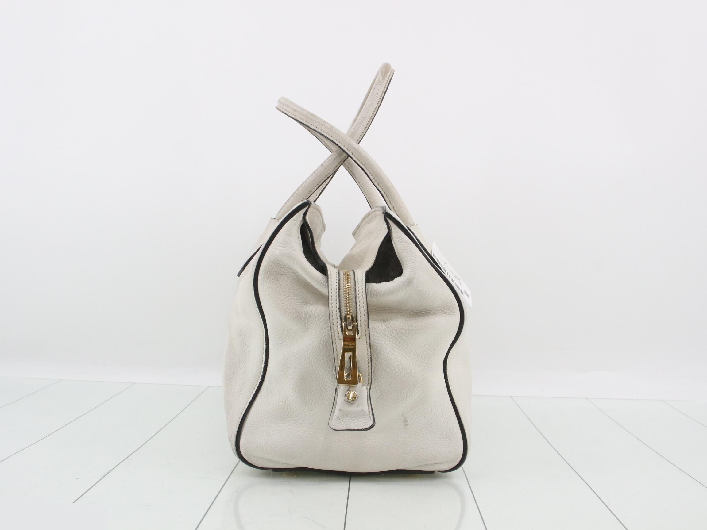 Leather handbag with triangular plate, white — view 4