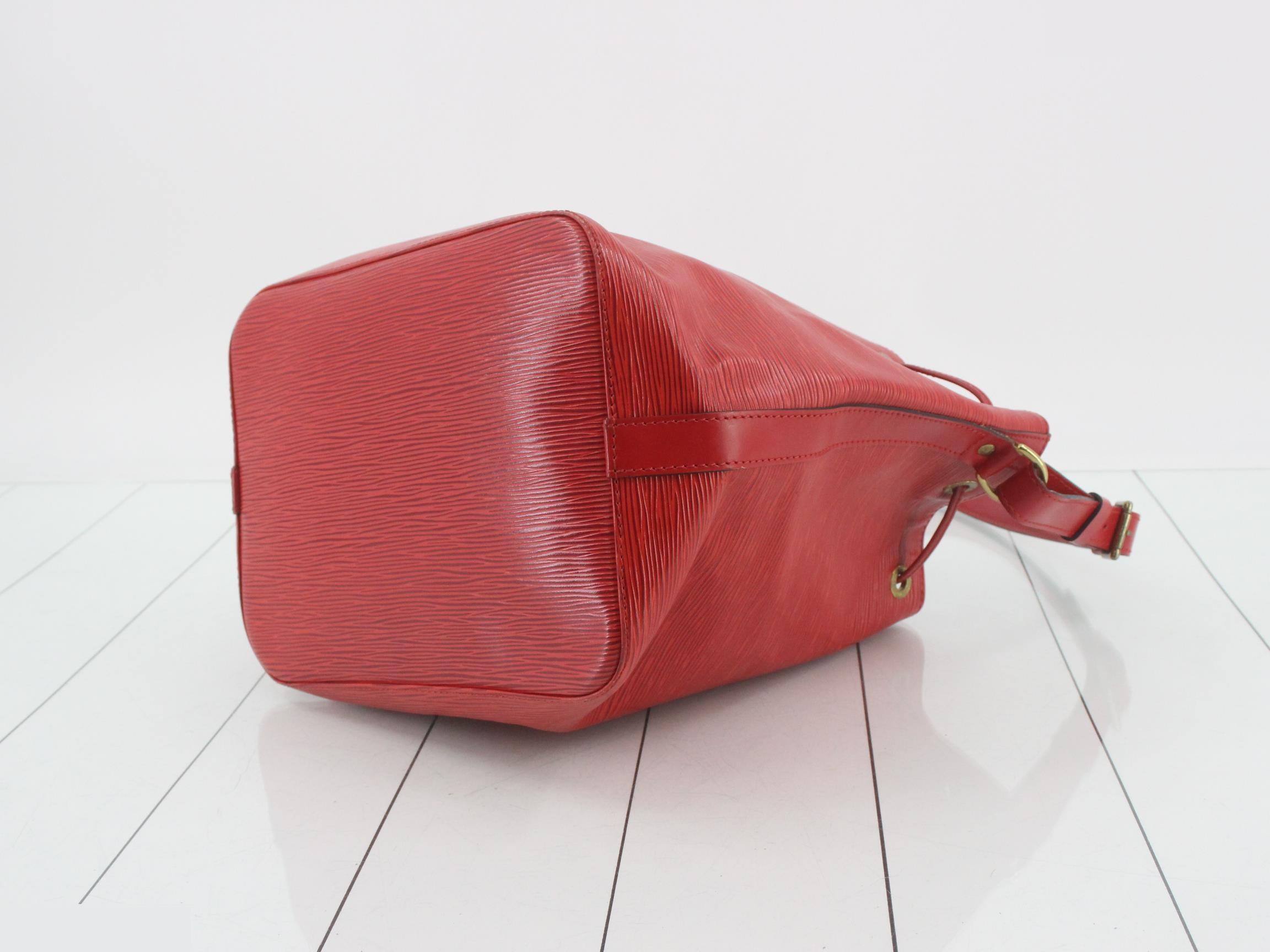 Epi Petit Noé Shoulder Bag — view 6