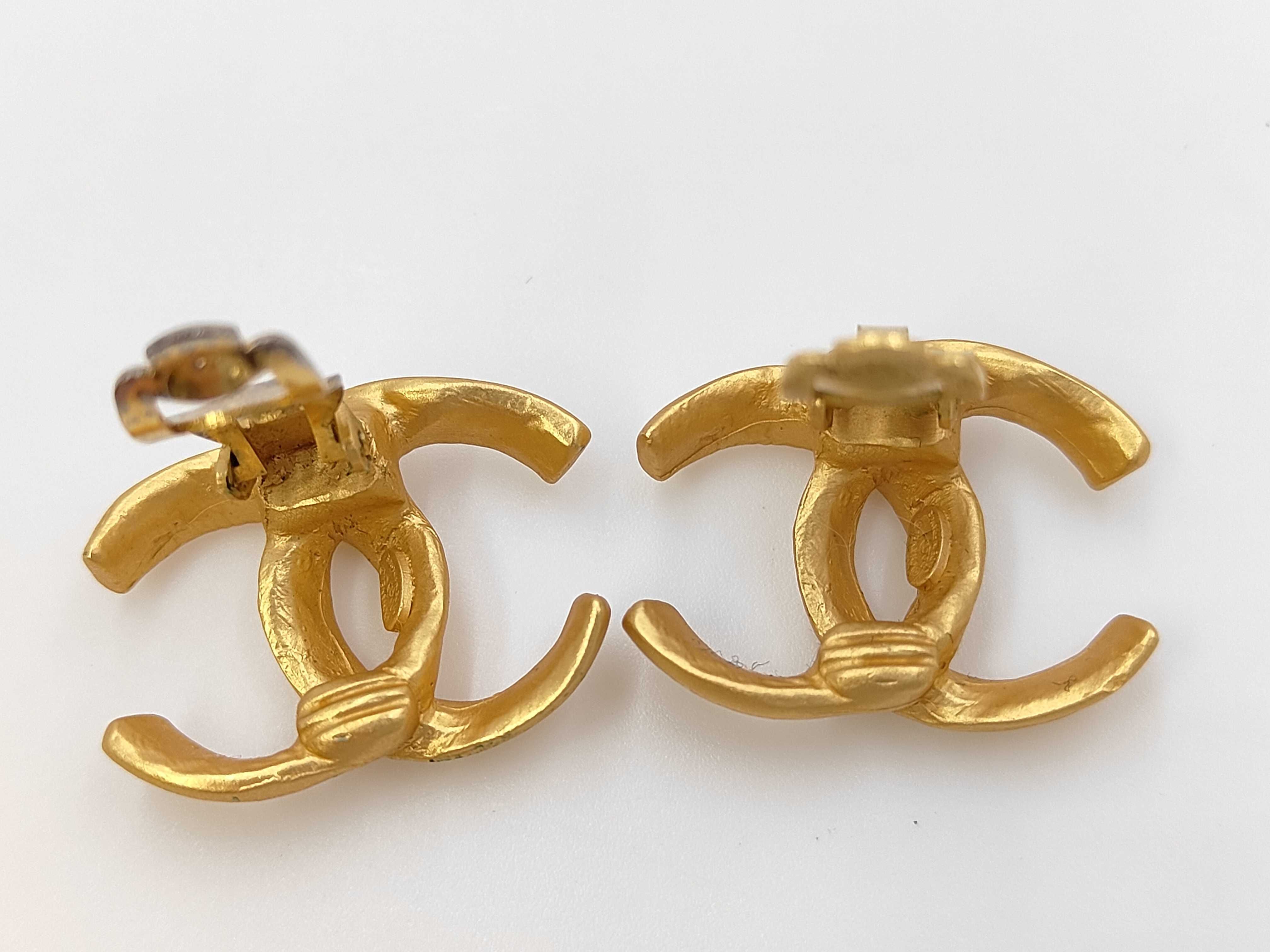 earrings, Coco Mark design, matte gold, 00T, 2.5cm wide. — view 5