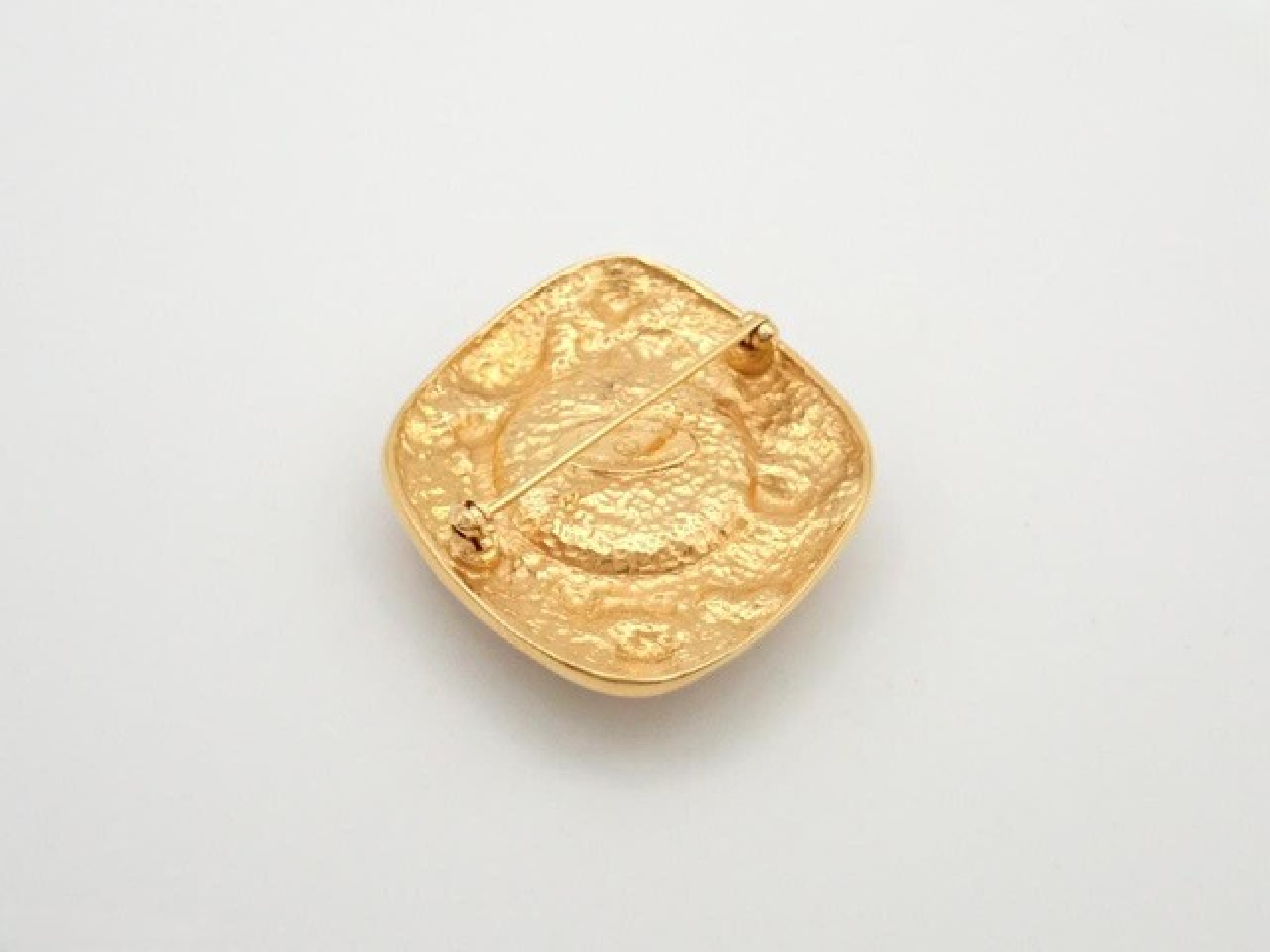 brooch — view 3