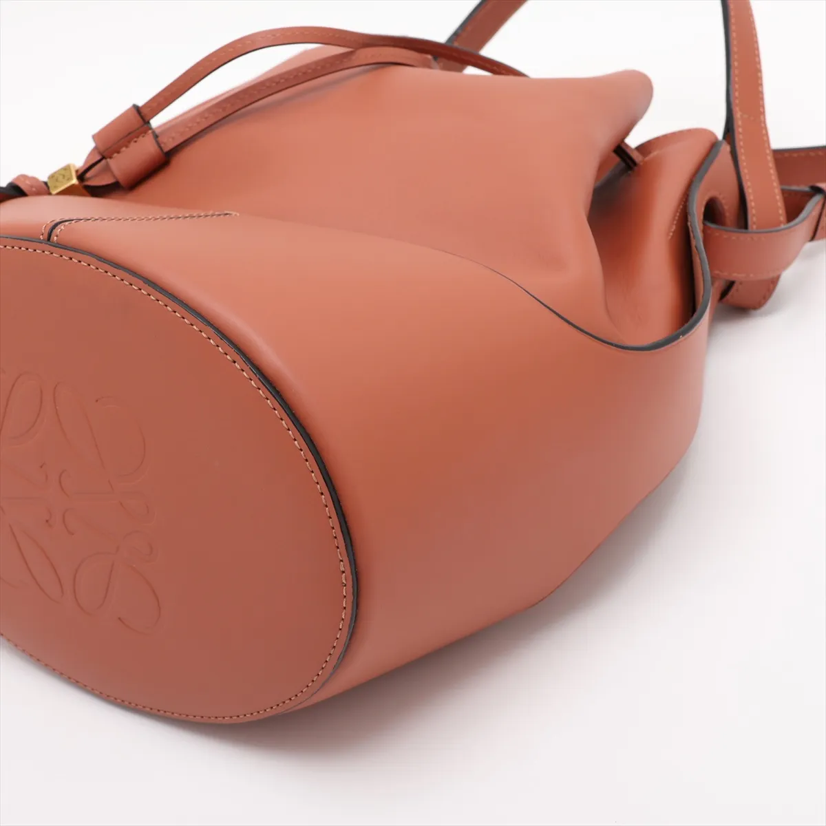 Balloon Bag Medium Leather Shoulder Bag Brown — view 3