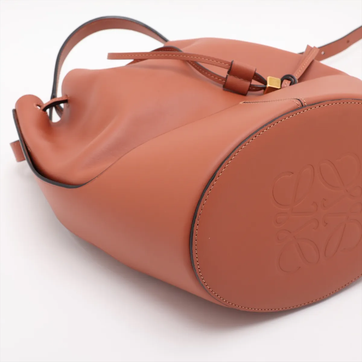 Balloon Bag Medium Leather Shoulder Bag Brown — view 4