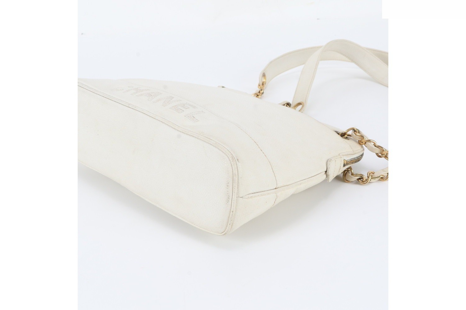 Caviar leather shoulder bag with serial number sticker — view 4