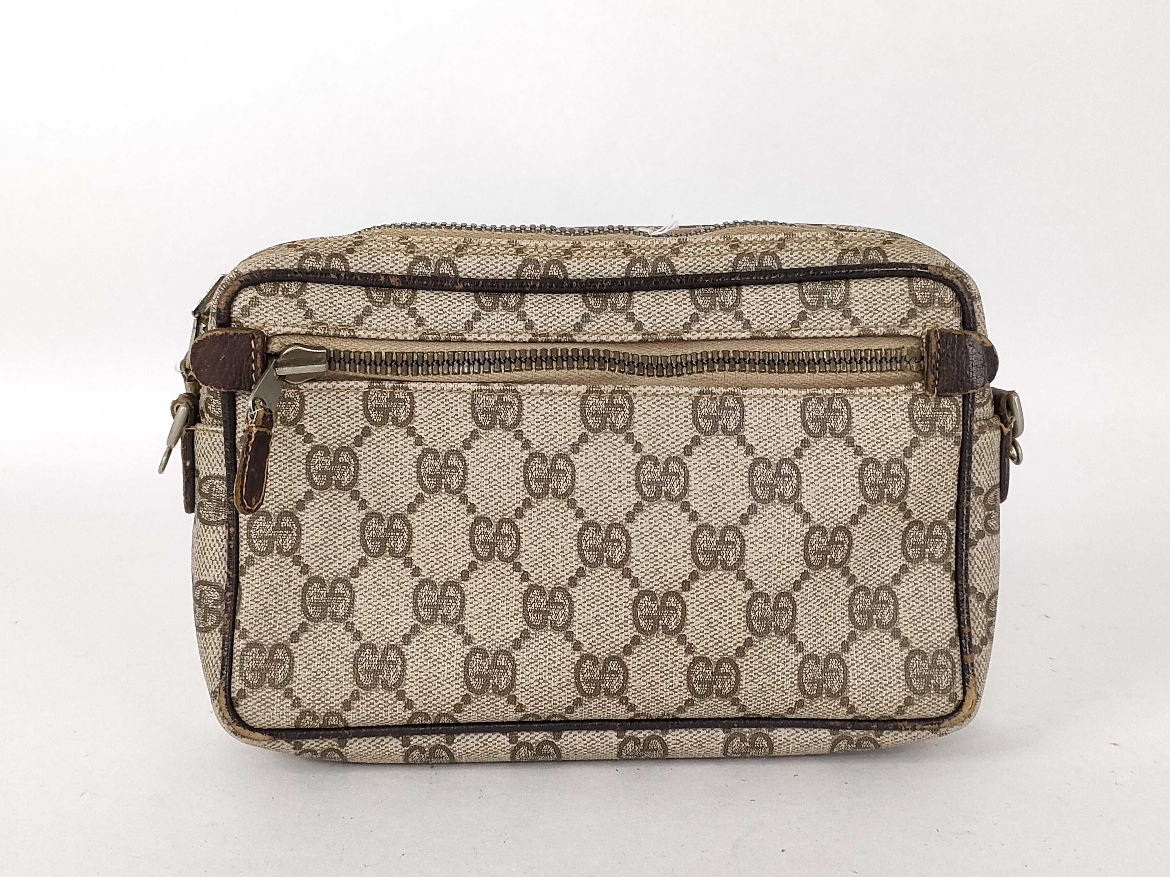GG Supreme Shoulder Bag