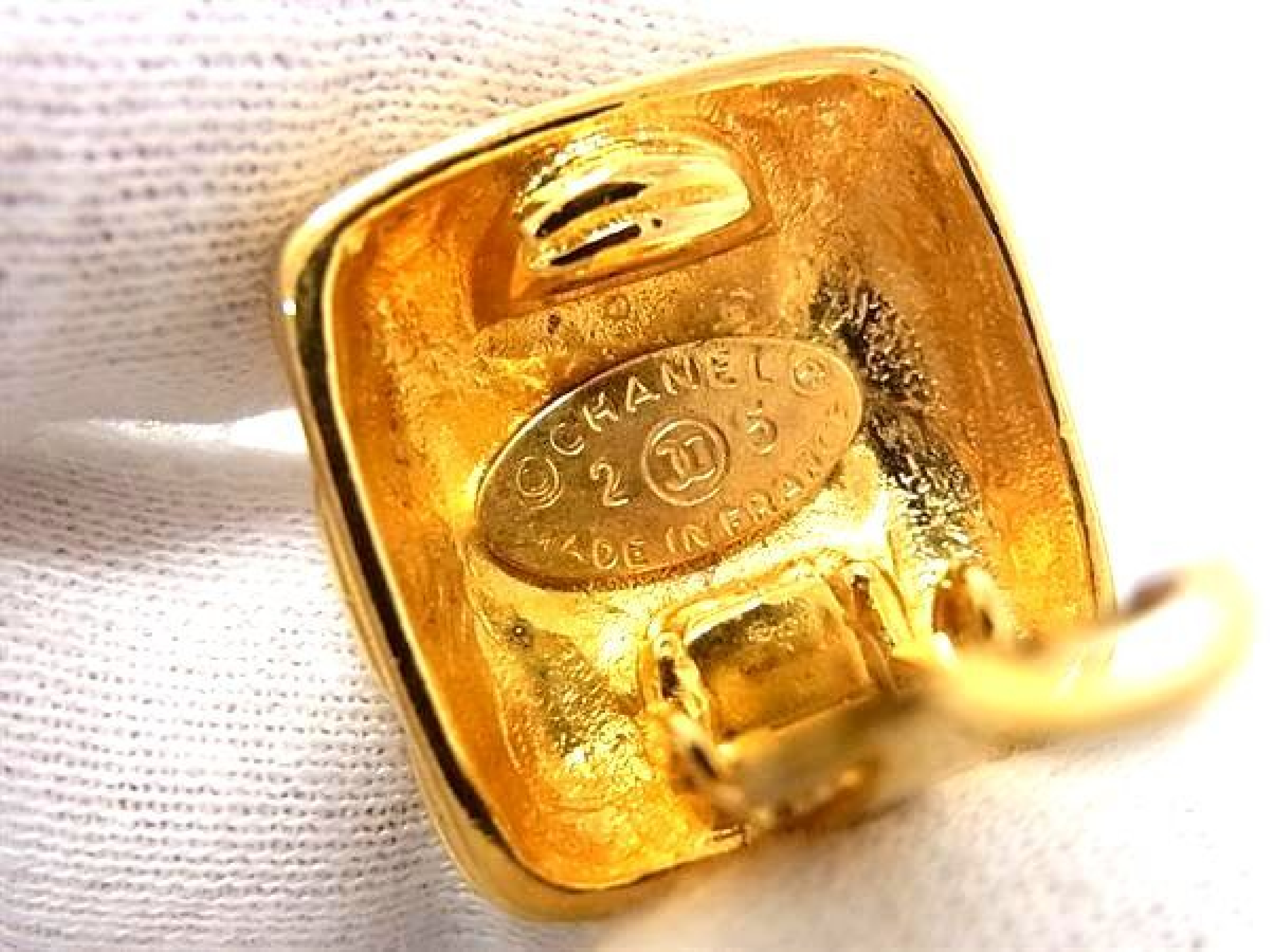 2.5 Matelassé Coco Mark Clip-on Earrings, Gold Tone, Women's Accessory, FY5410 Earrings — view 3